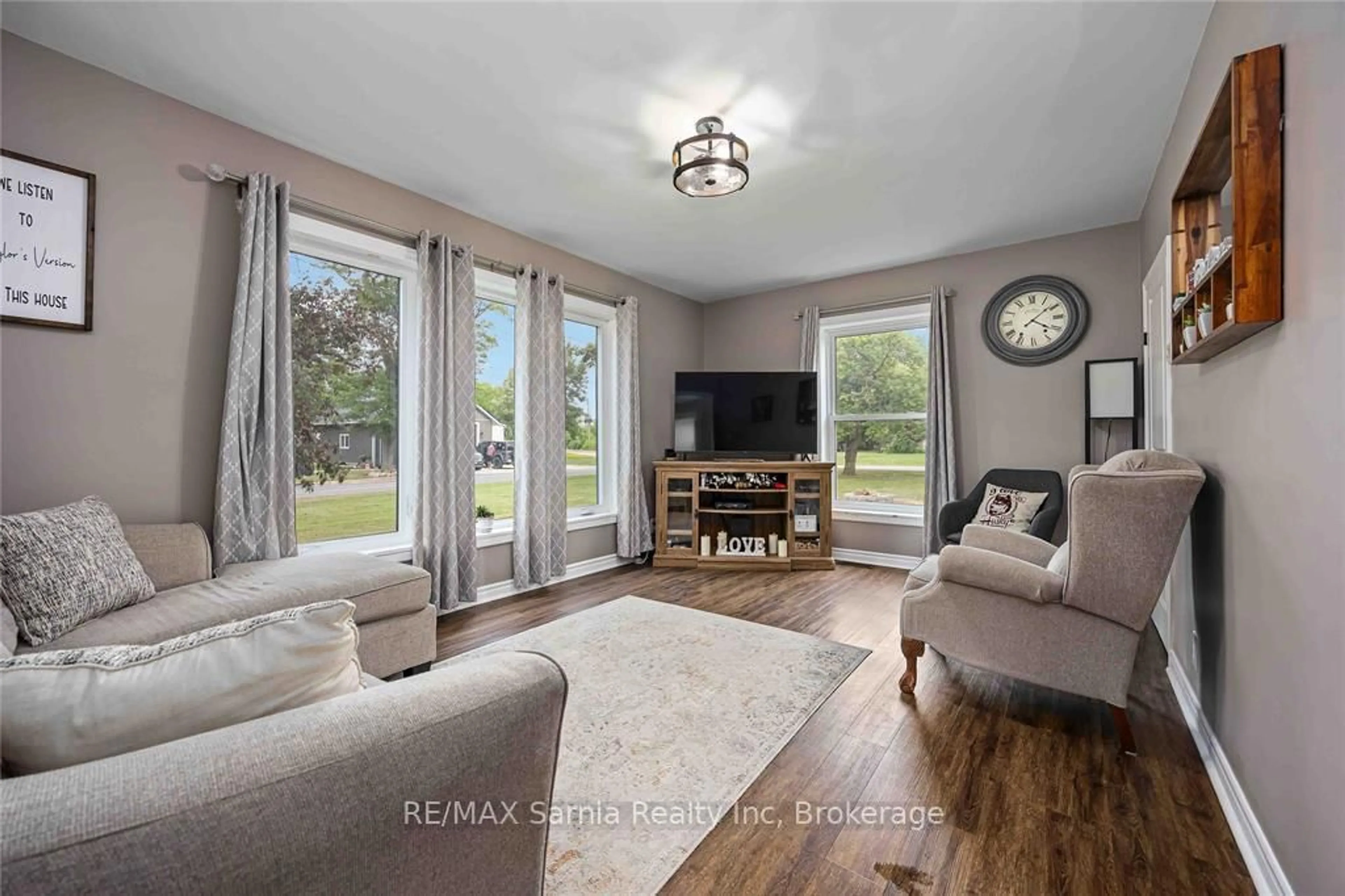 Living room with furniture, unknown for 2583 Richmond St, Oil Springs Ontario N0N 1P0