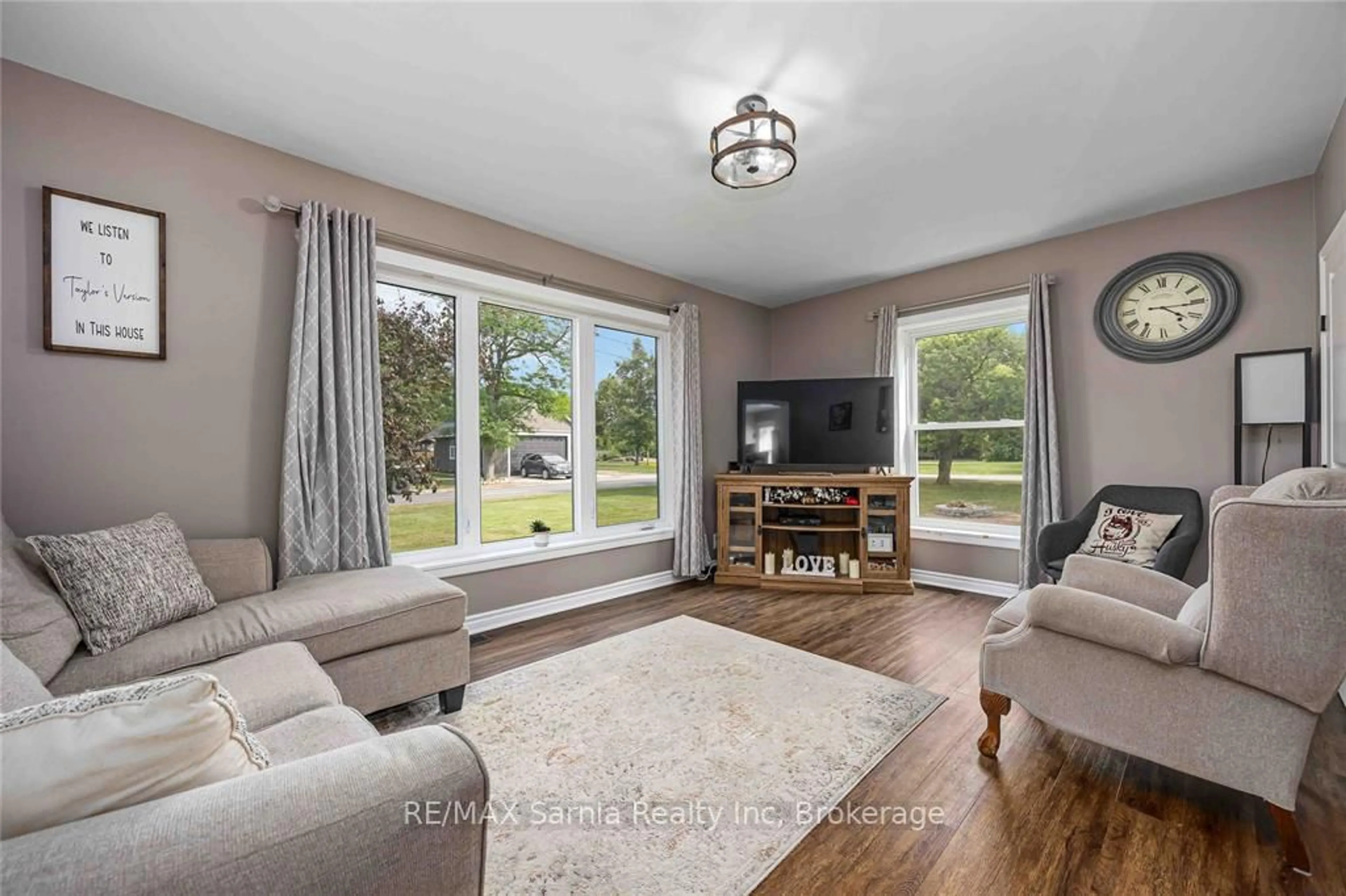 Living room with furniture, unknown for 2583 Richmond St, Oil Springs Ontario N0N 1P0