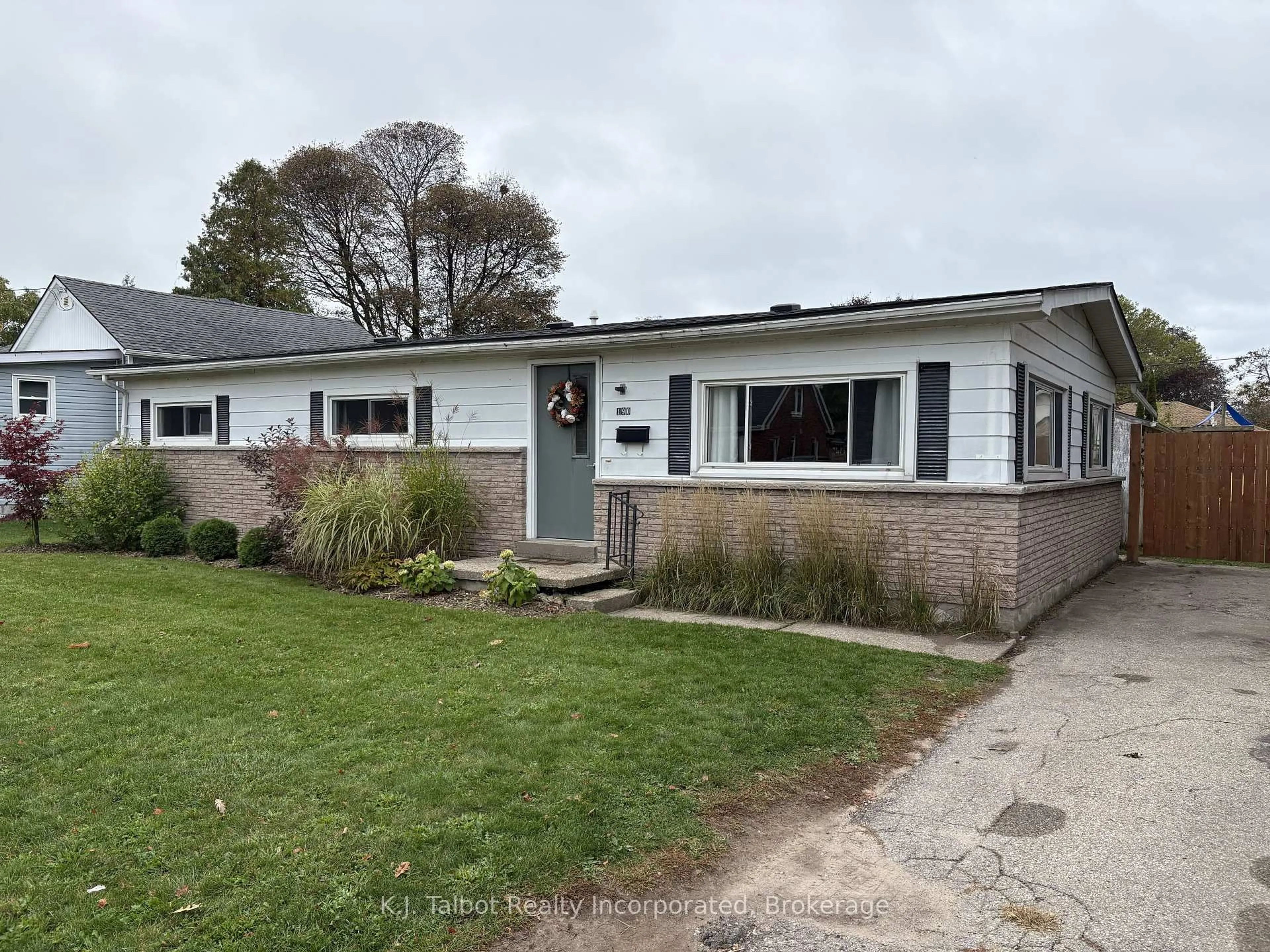 A pic from outside/outdoor area/front of a property/back of a property/a pic from drone, street for 190 South St, Goderich Ontario N7A 3M3
