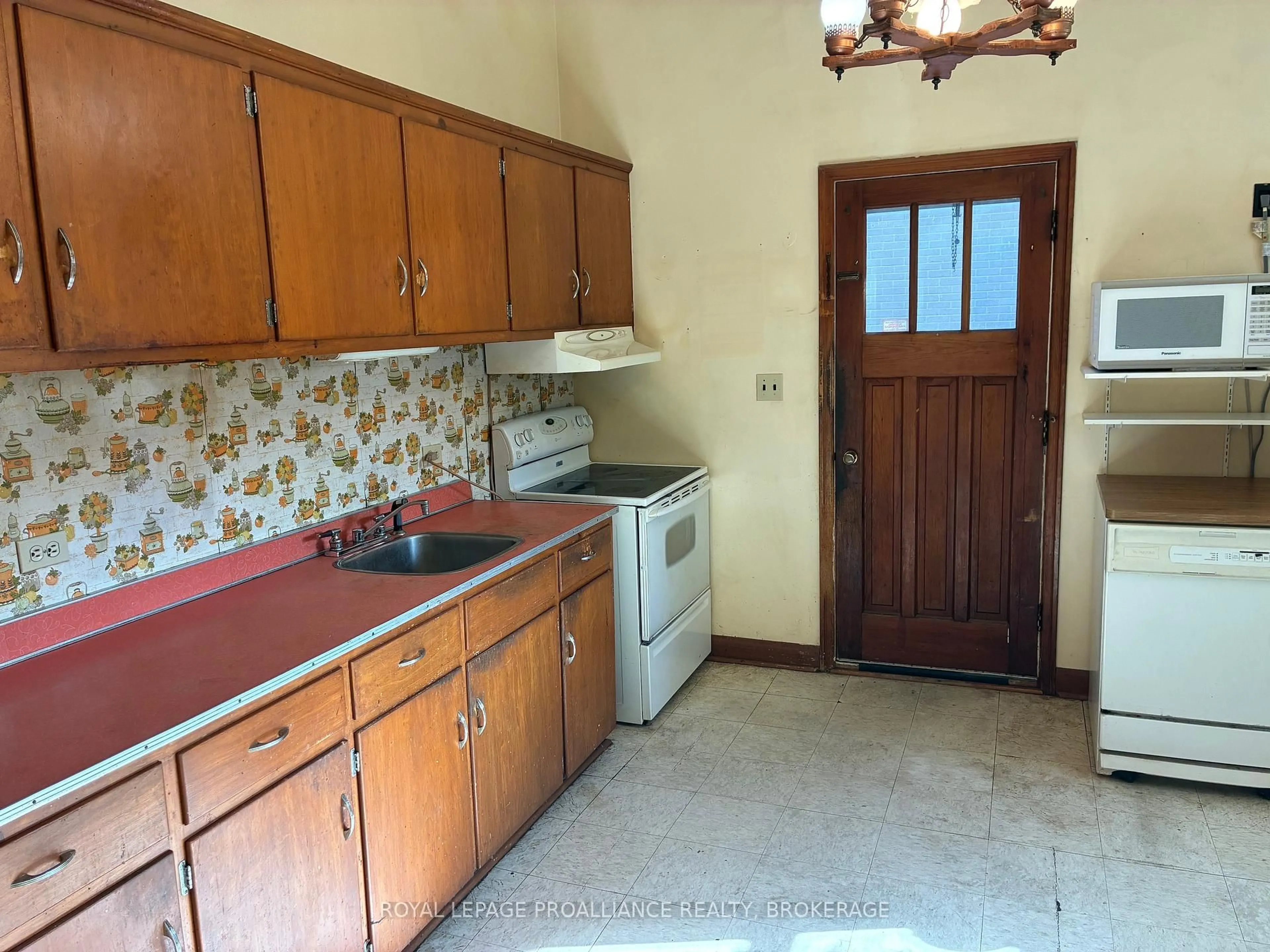 Standard kitchen, ceramic/tile floor for 47 Henry Cres, Loyalist Ontario K7N 1G6