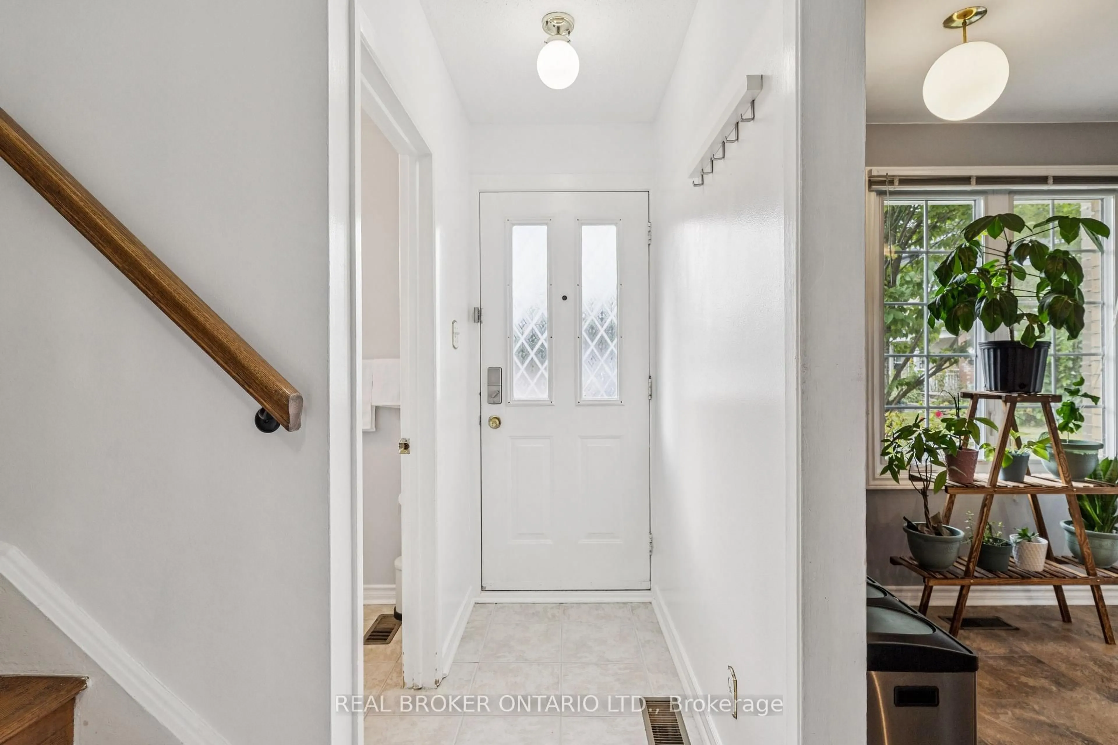 Indoor entryway for 85 Monterey Dr, Ottawa Ontario K2H 7A9