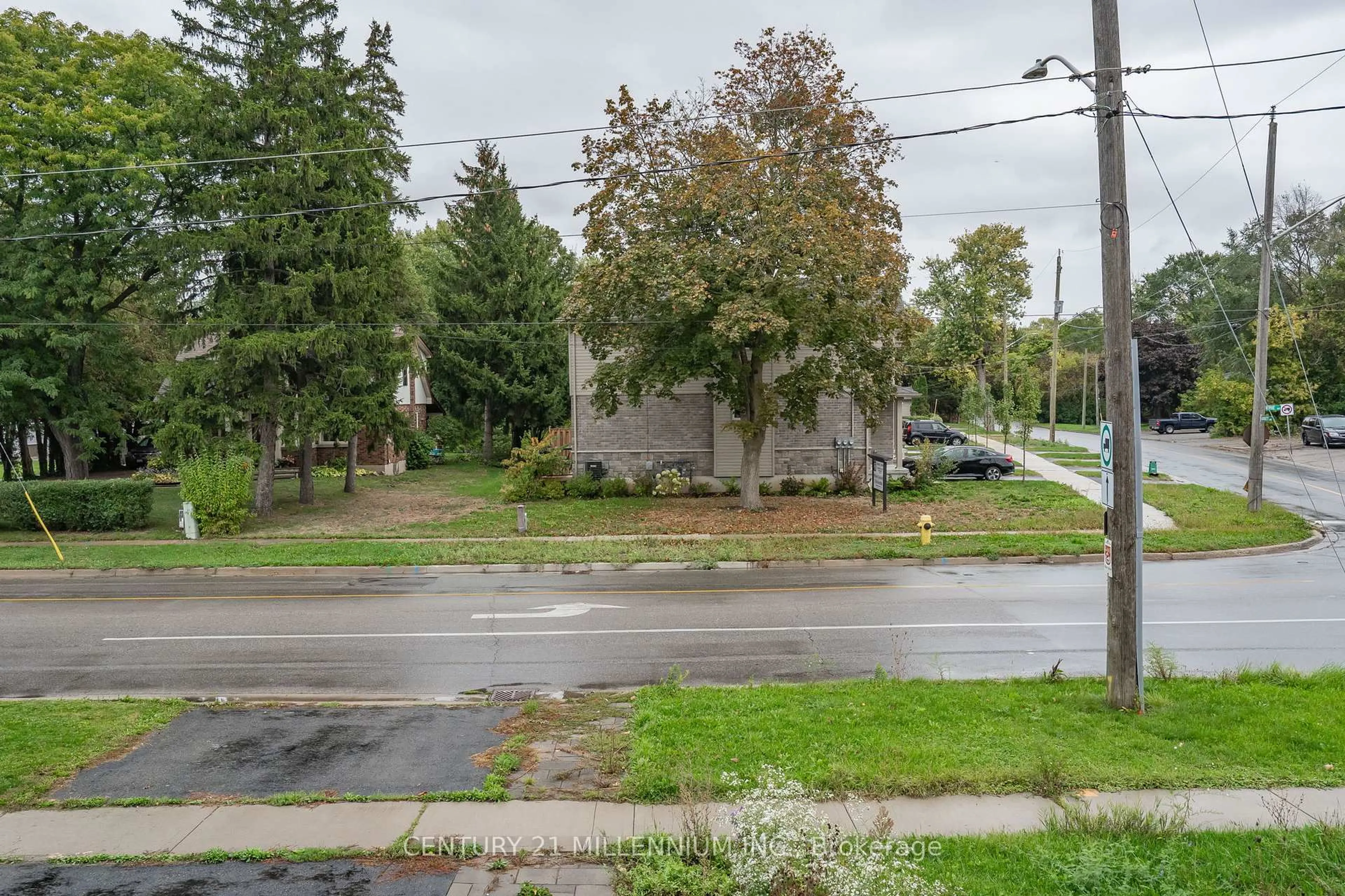 A pic from outside/outdoor area/front of a property/back of a property/a pic from drone, street for 399 Erie Ave, Brantford Ontario N3S 0E6