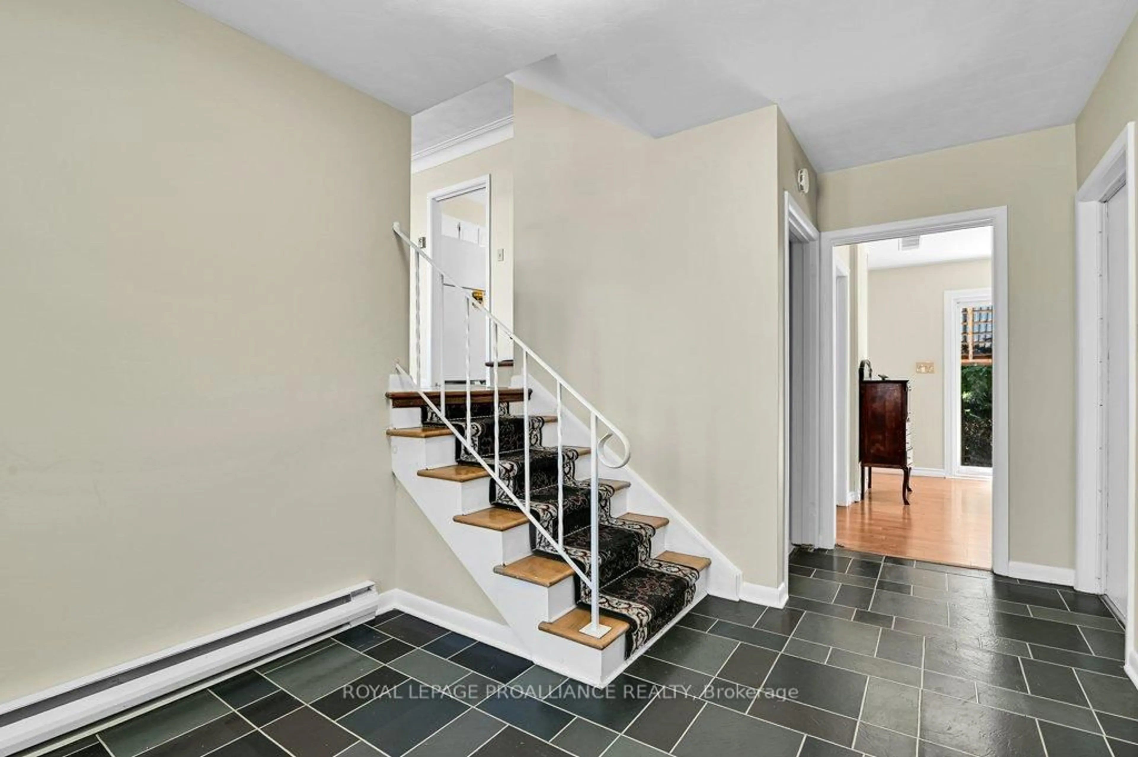 Indoor entryway for 42 Davison Ave, Brockville Ontario K6V 3C2