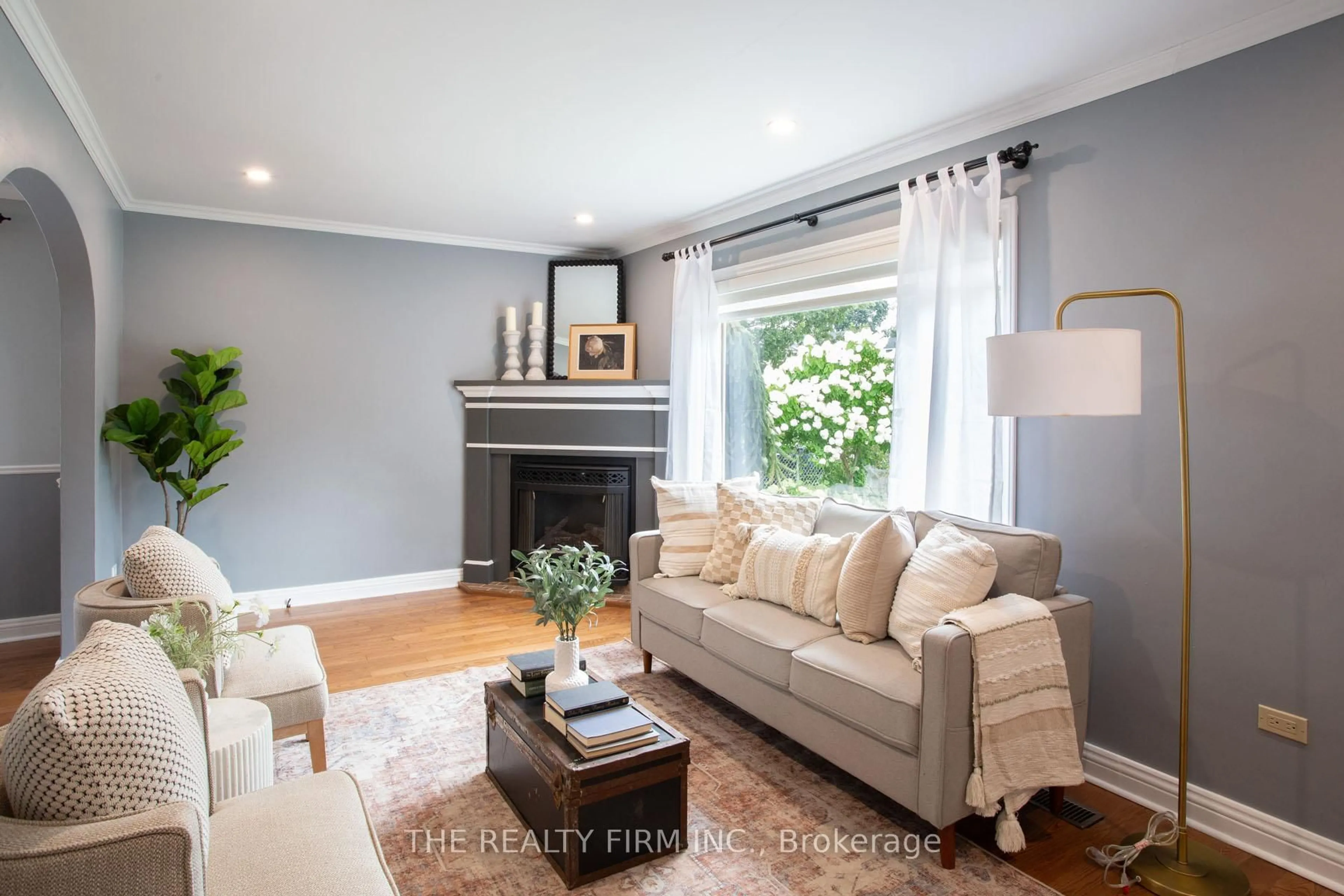Living room with furniture, wood/laminate floor for 667 Devonshire Ave, Woodstock Ontario N4S 5P9