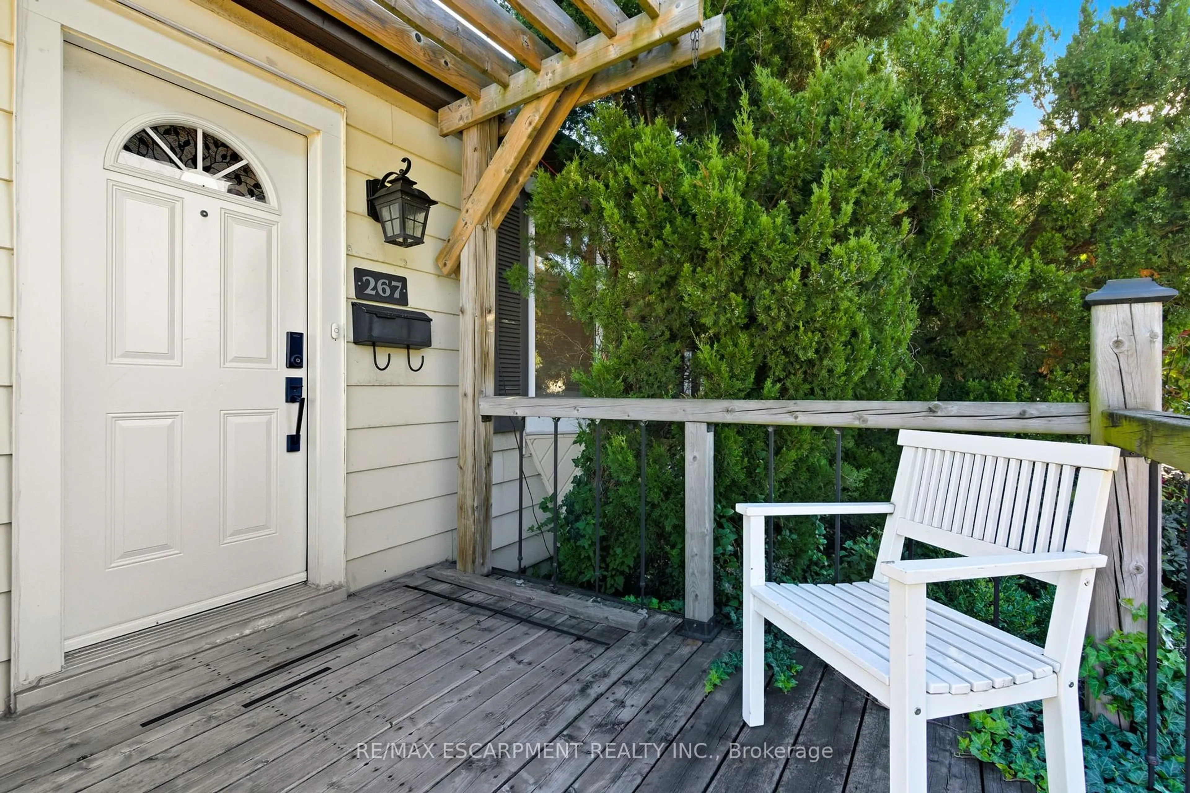 Indoor entryway for 267 THAYER Ave, Hamilton Ontario L9A 1J6
