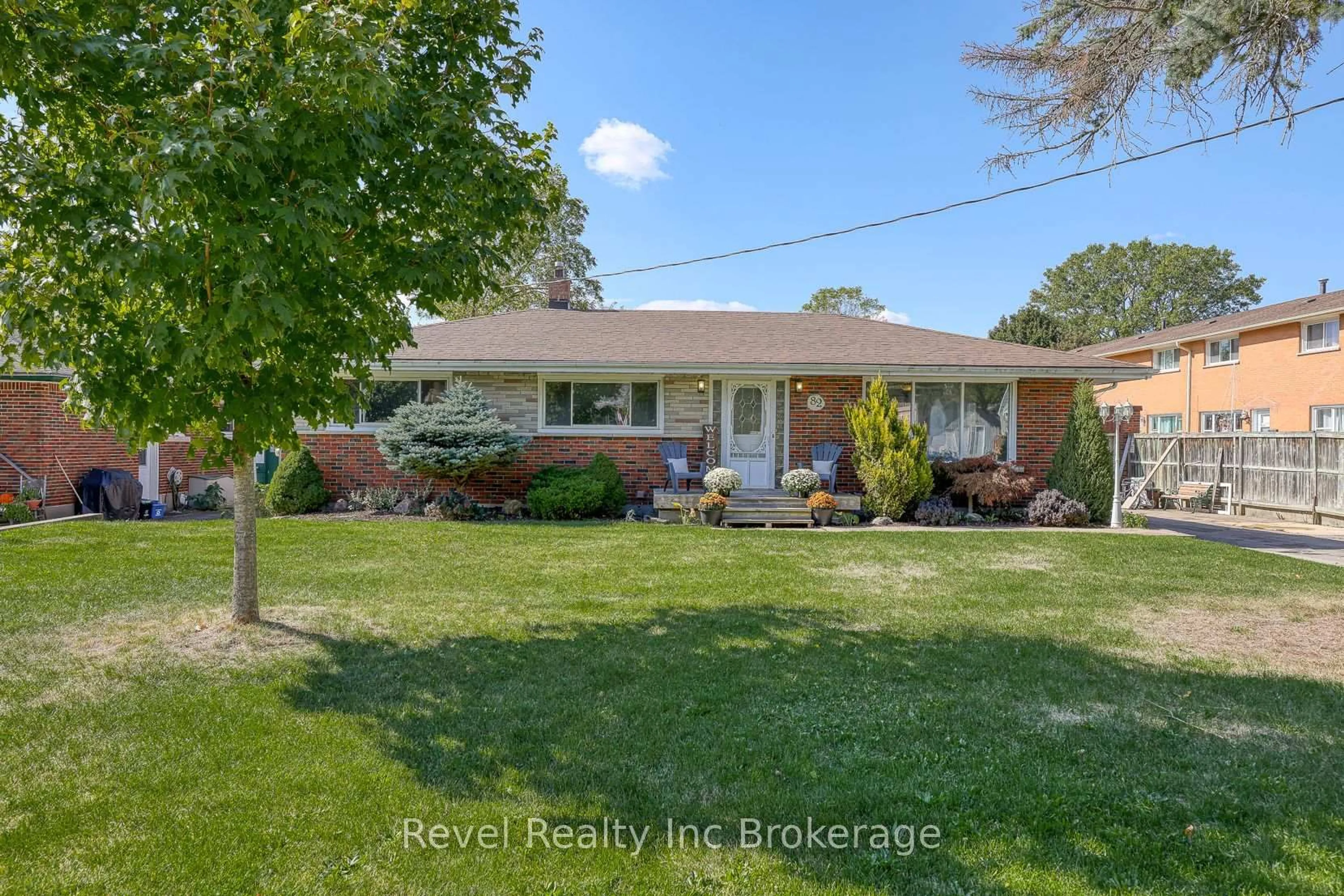 A pic from outside/outdoor area/front of a property/back of a property/a pic from drone, street for 82 Bee St, Woodstock Ontario N4S 3Z3
