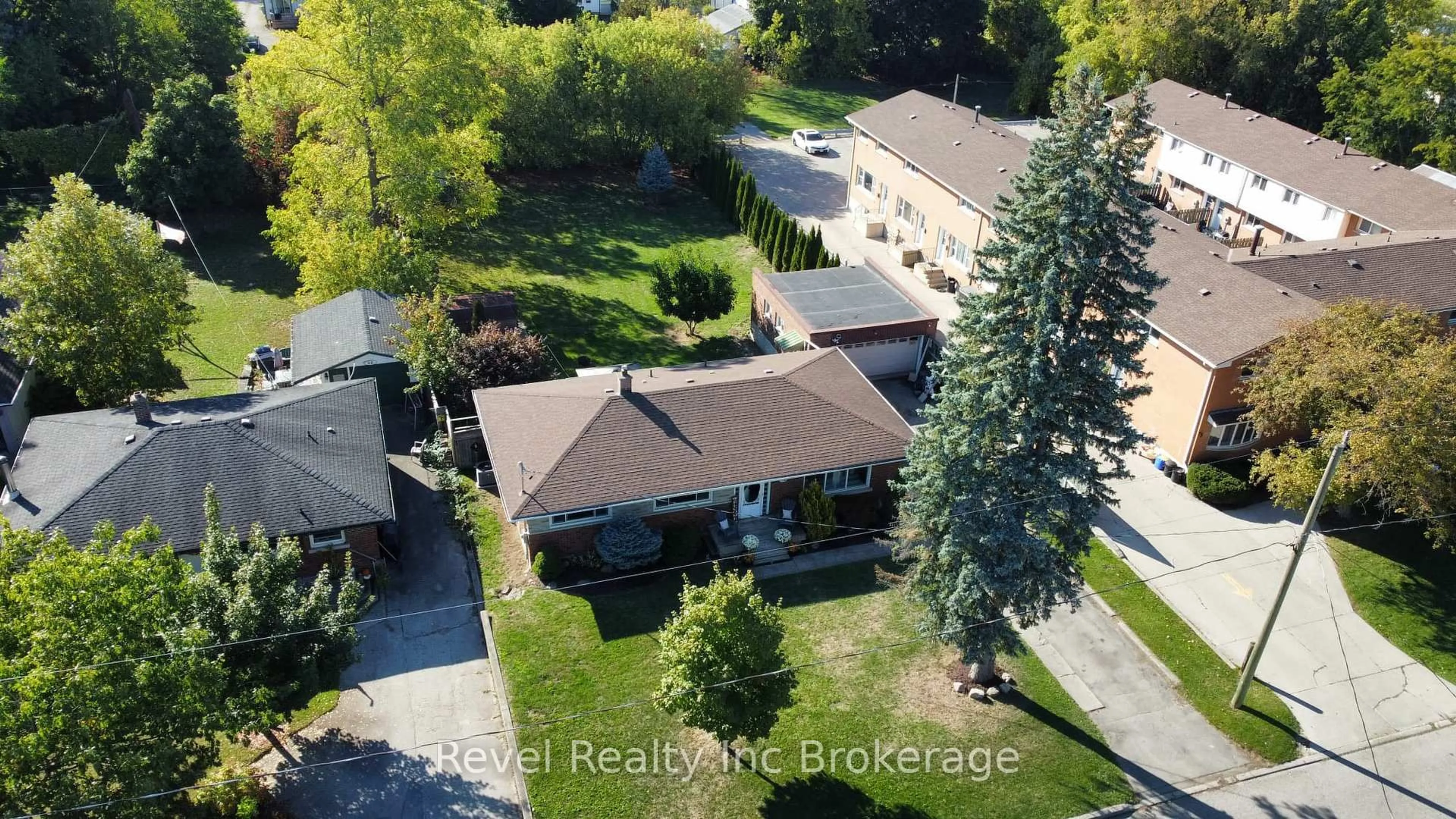 A pic from outside/outdoor area/front of a property/back of a property/a pic from drone, street for 82 Bee St, Woodstock Ontario N4S 3Z3