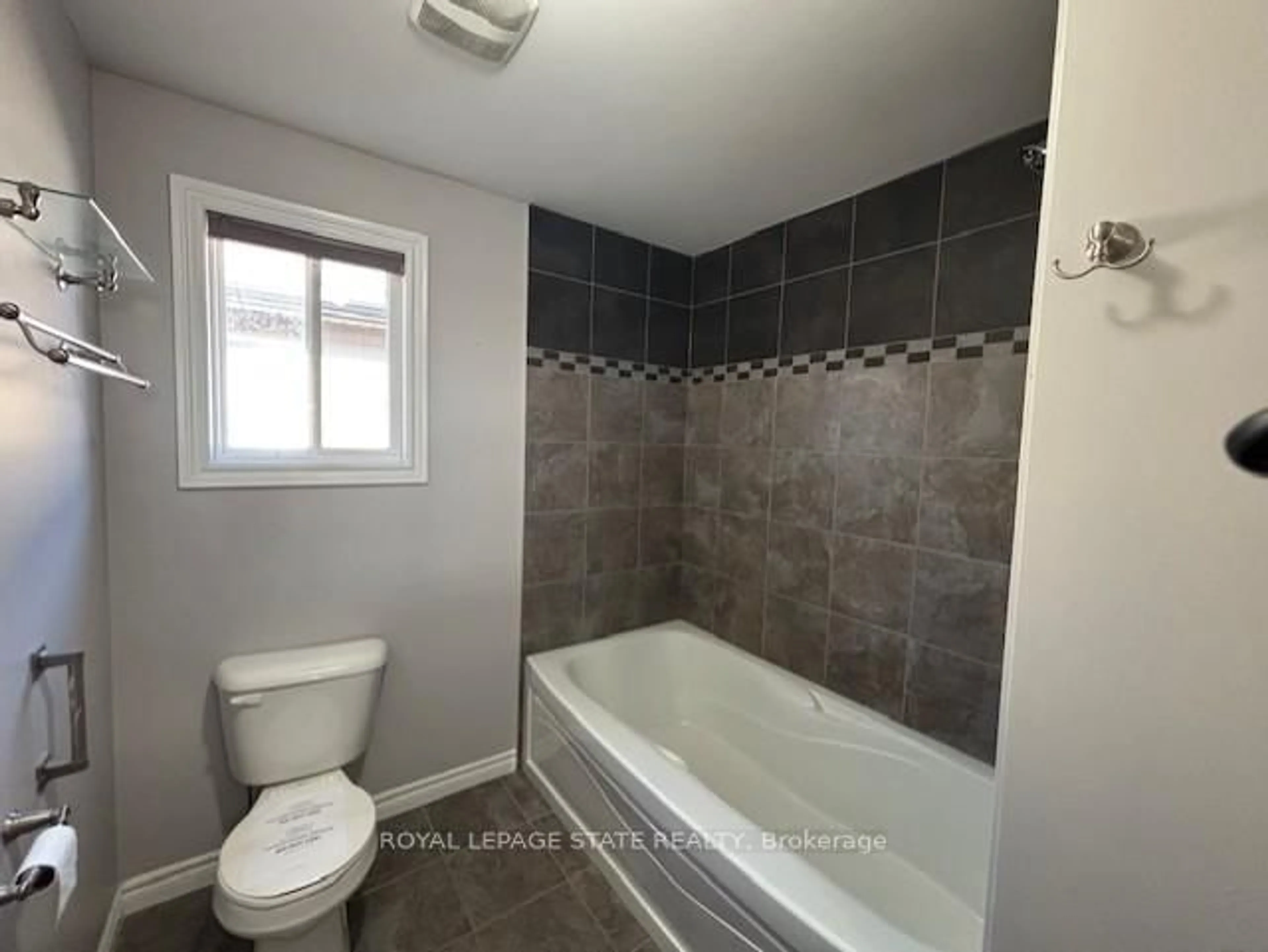 Standard bathroom, ceramic/tile floor for 45 Thames Way, Hamilton Ontario L0R 1W0