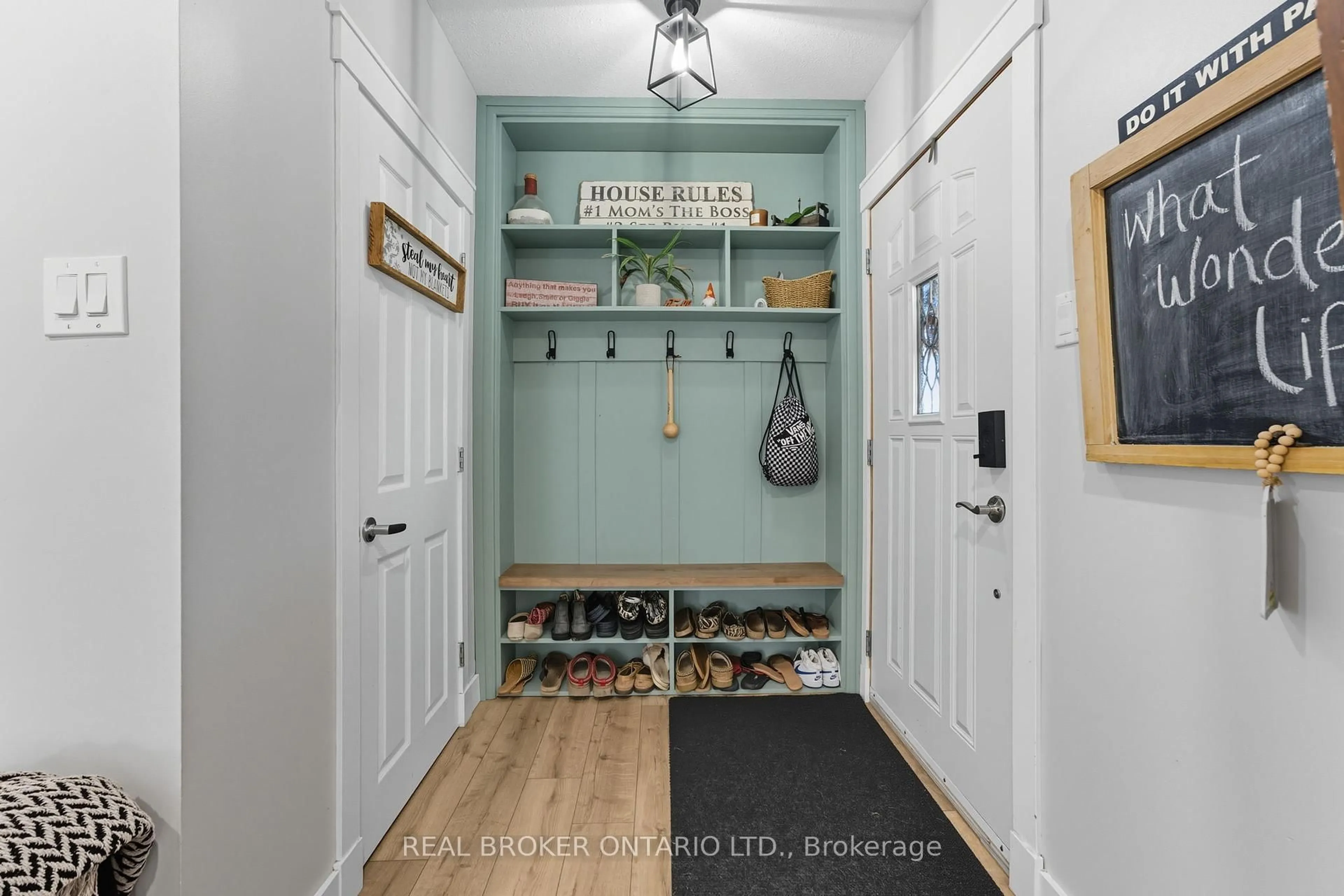 Indoor entryway for 100 LA SALETTE Rd, Norfolk Ontario N0E 1H0