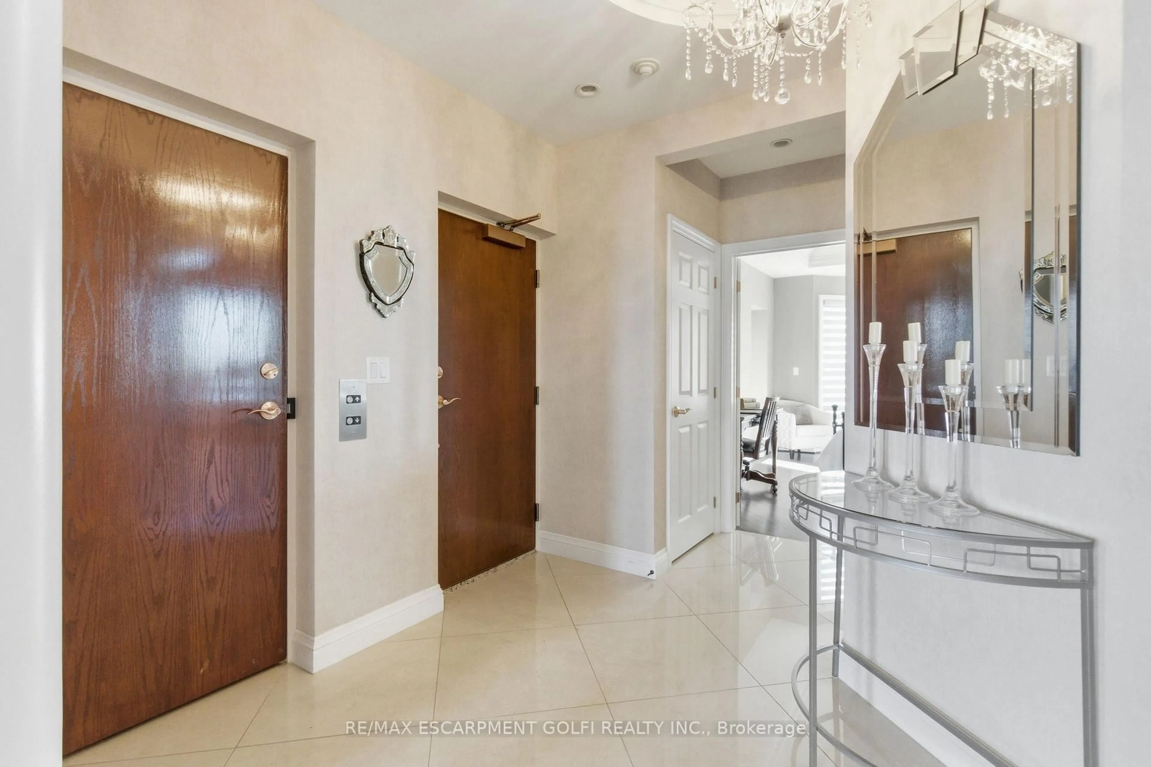 Indoor entryway for 174 MOUNTAIN PARK Ave #2W, Hamilton Ontario L8V 1A1