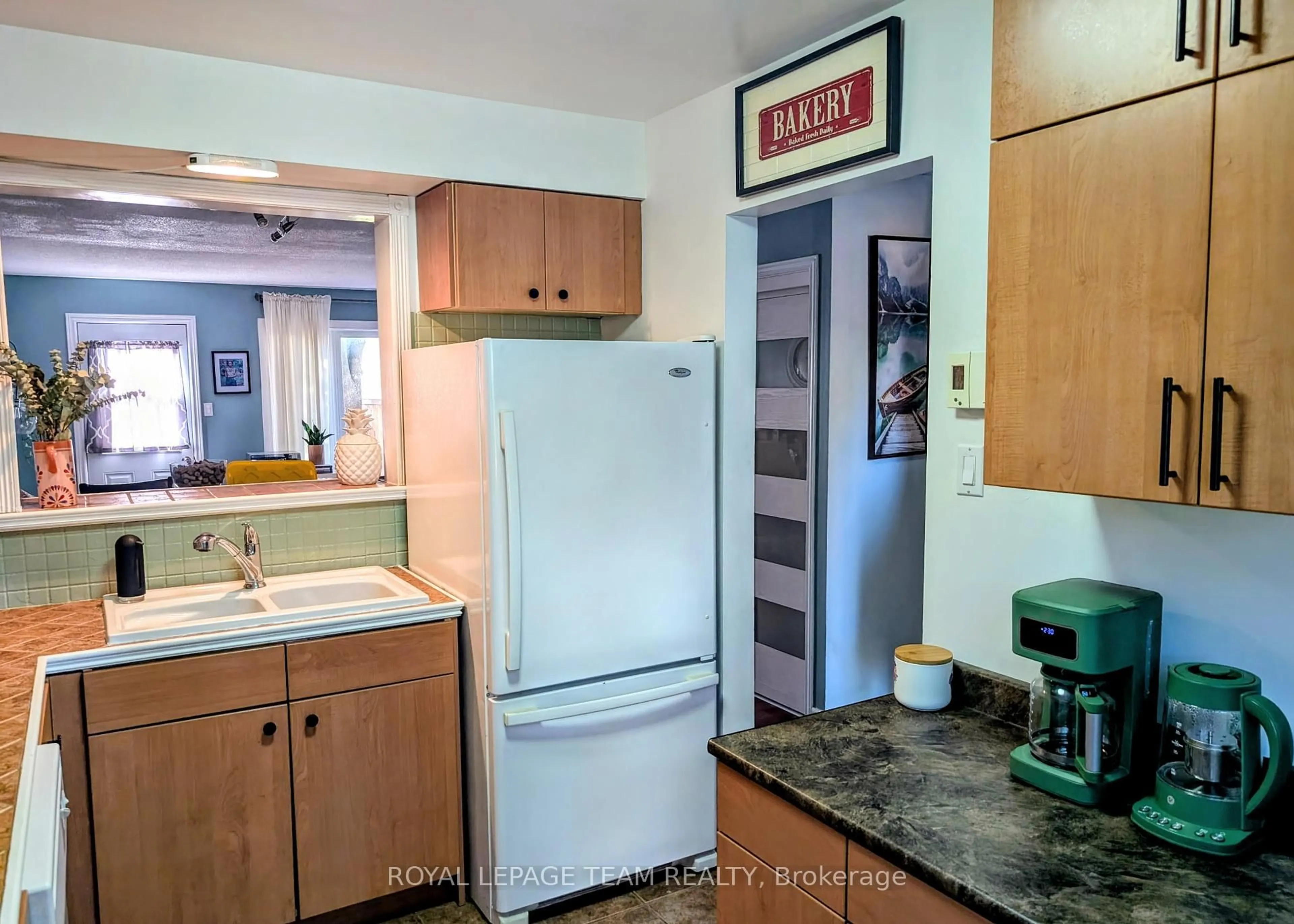 Standard kitchen, unknown for 1302 Alness Crt #15, Ottawa Ontario K1B 5H2
