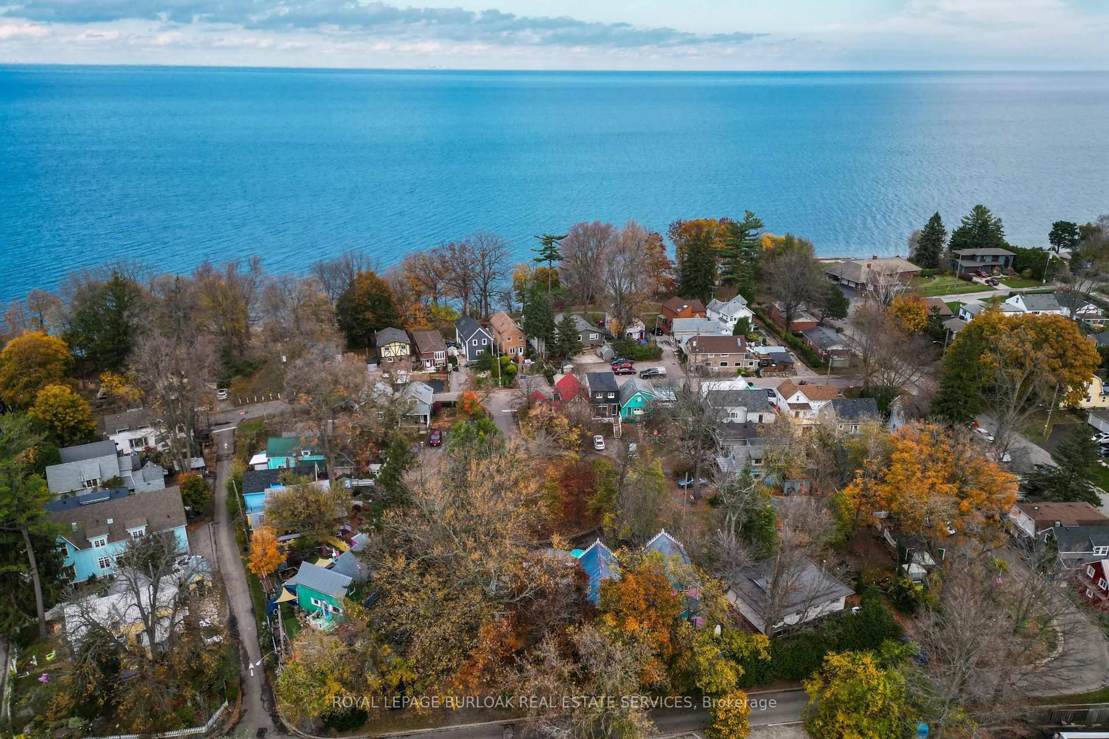 A pic from outside/outdoor area/front of a property/back of a property/a pic from drone, water/lake/river/ocean view for 26 Auditorium Circ, Grimsby Ontario L3M 2R5