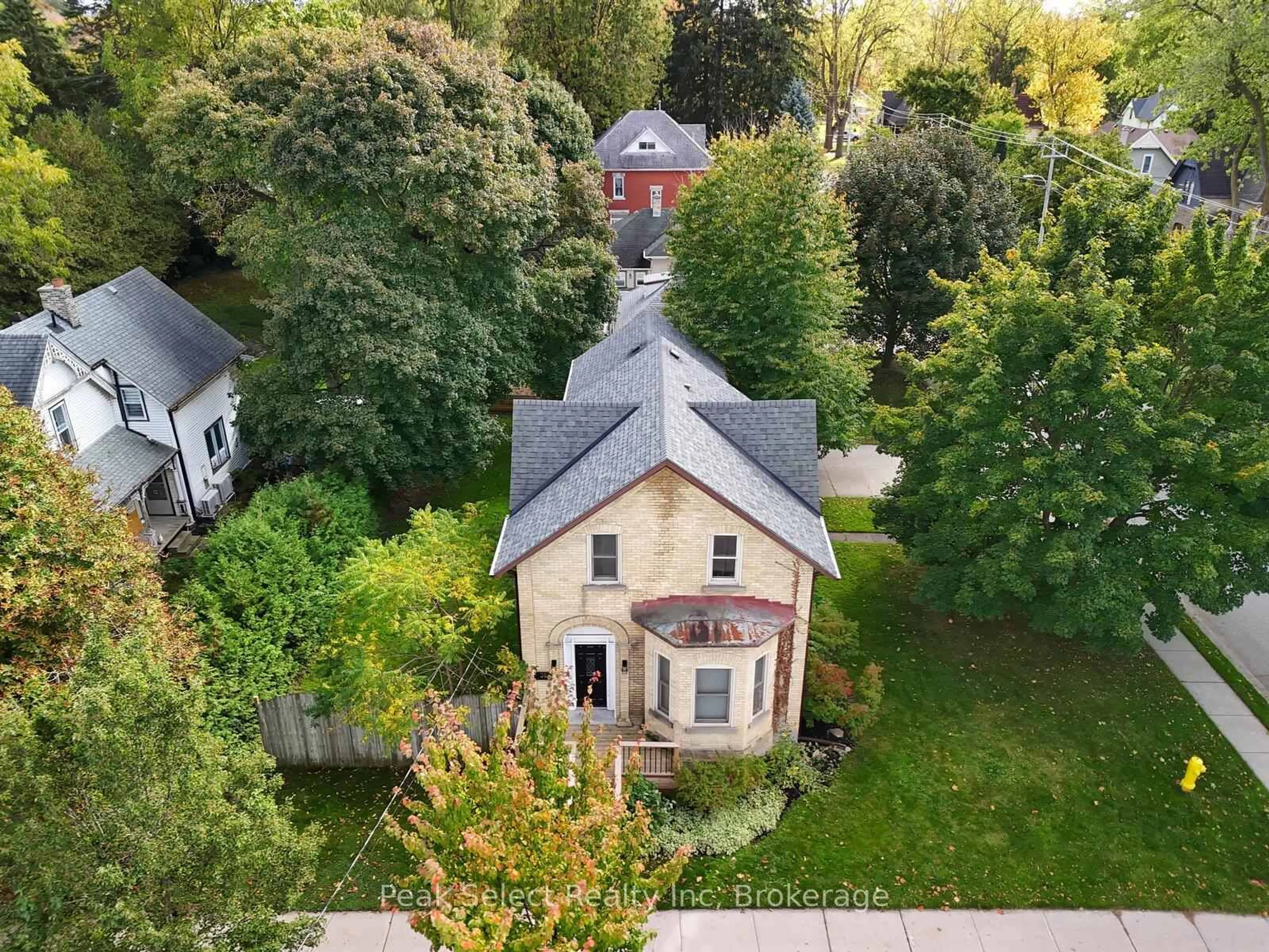 A pic from outside/outdoor area/front of a property/back of a property/a pic from drone, street for 382 Queen St, St. Marys Ontario N4X 1B2