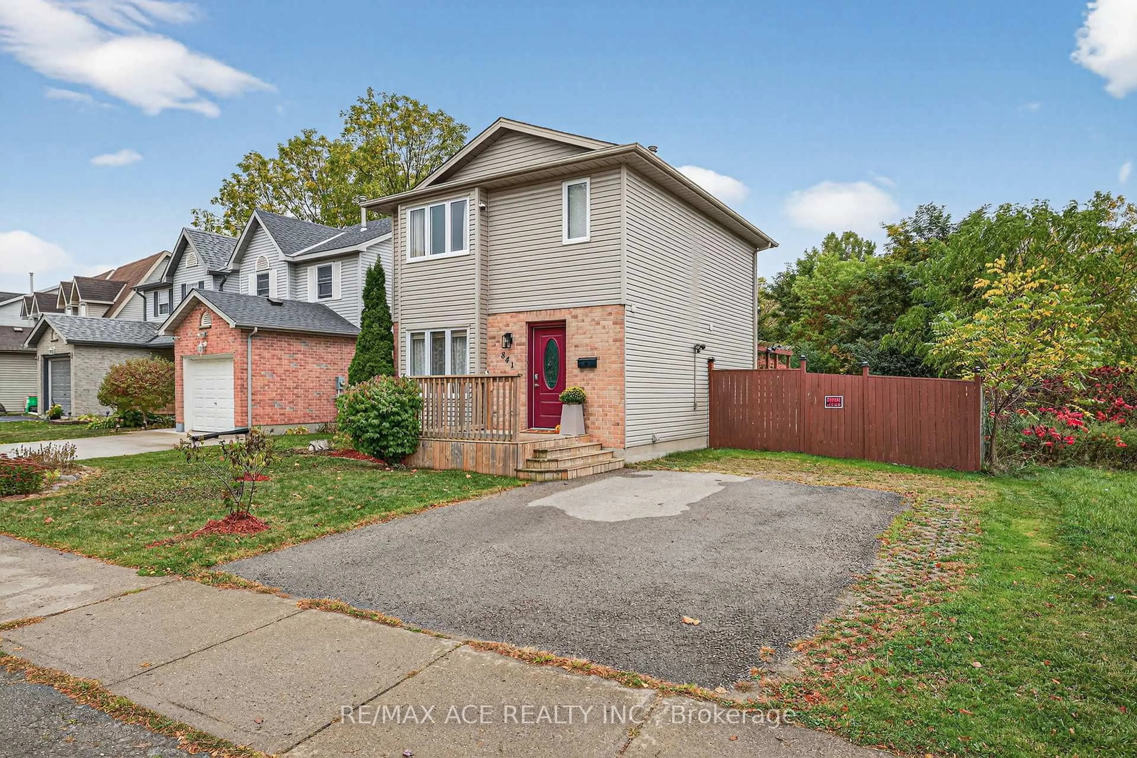 A pic from outside/outdoor area/front of a property/back of a property/a pic from drone, street for 841 Deveron Cres, London South Ontario N5Z 5B4