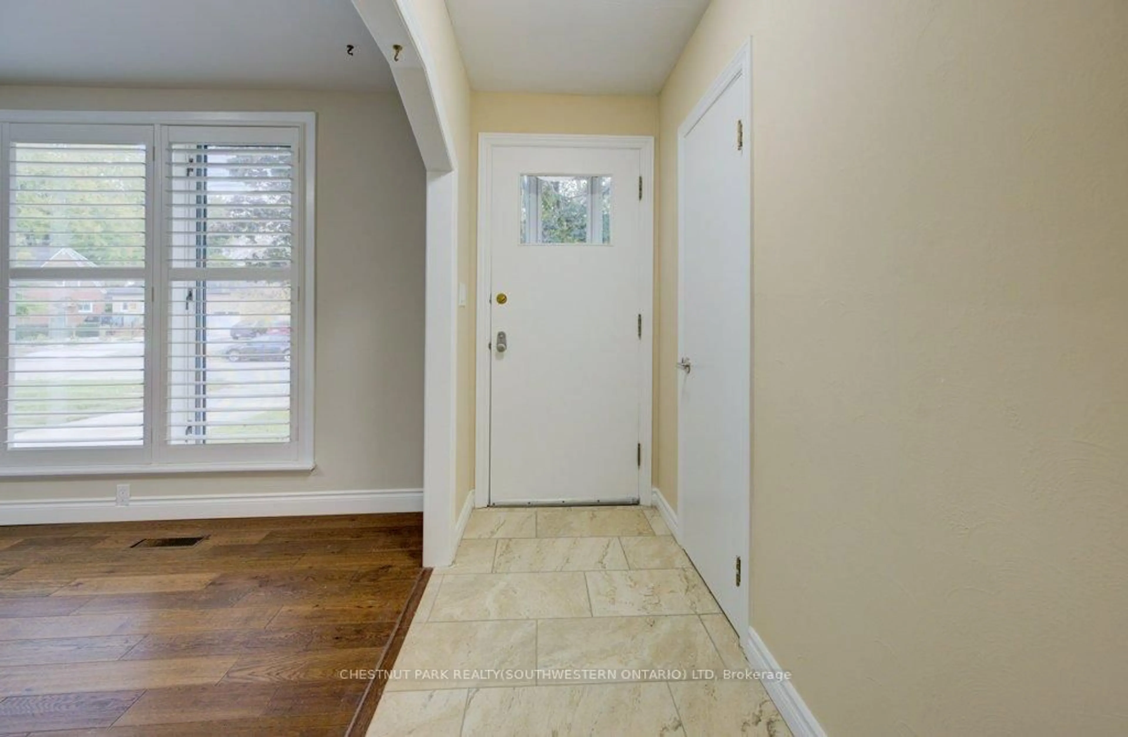 Indoor entryway for 492 Ephraim St, Kitchener Ontario N2B 2C6