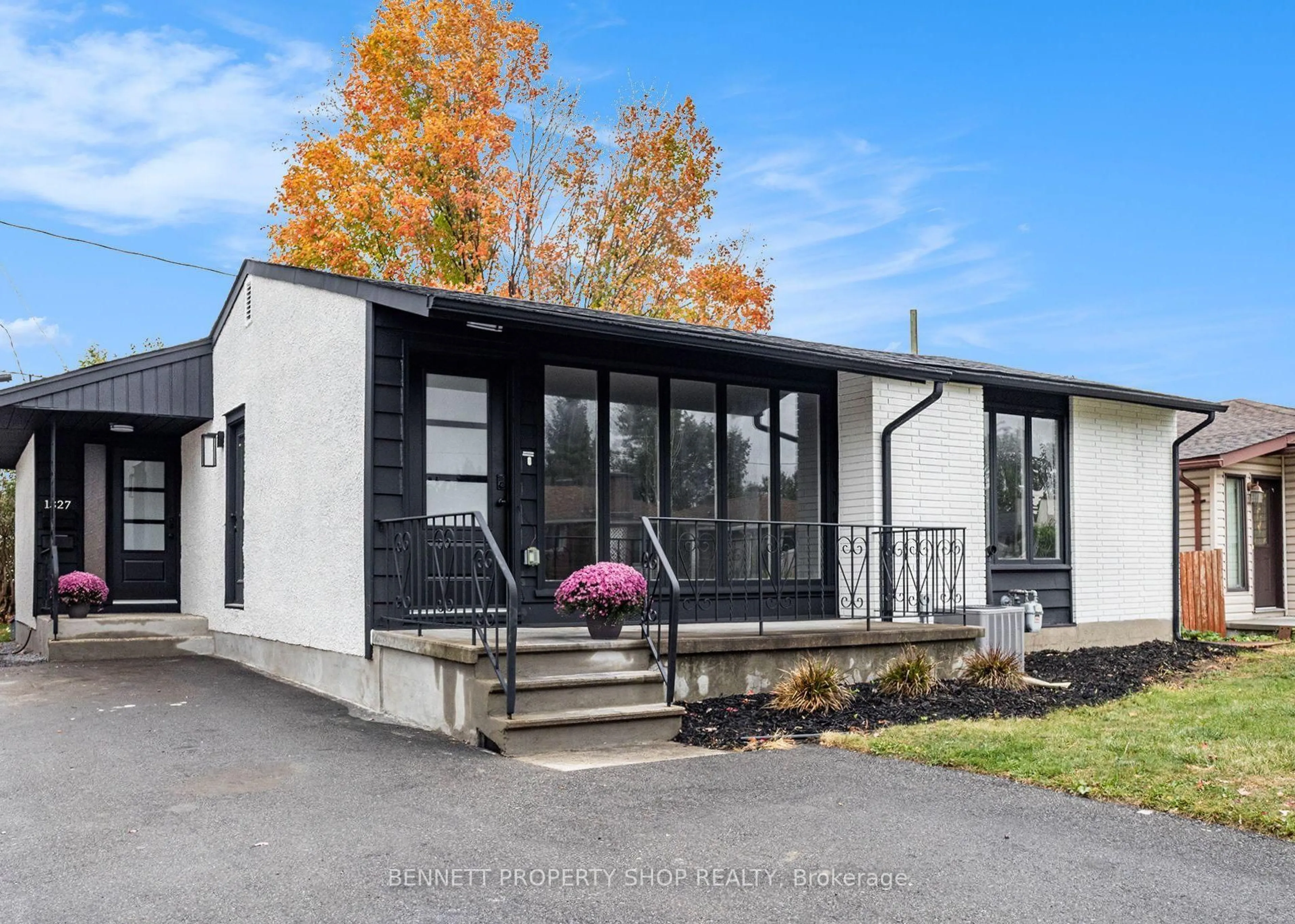 Home with vinyl exterior material, street for 1327 Avenue S Ave, Ottawa Ontario K1G 0C4
