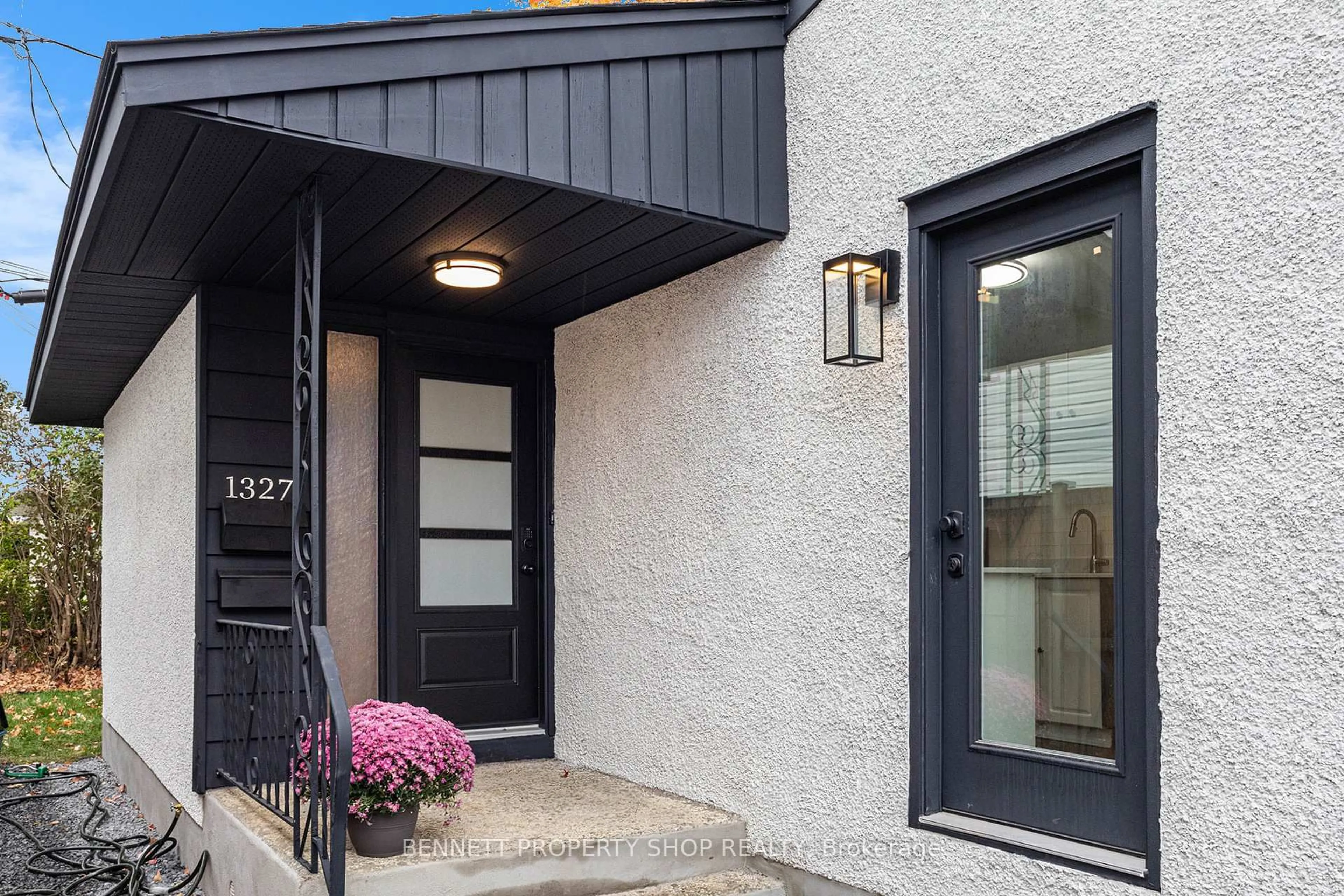 Indoor entryway for 1327 Avenue S Ave, Ottawa Ontario K1G 0C4