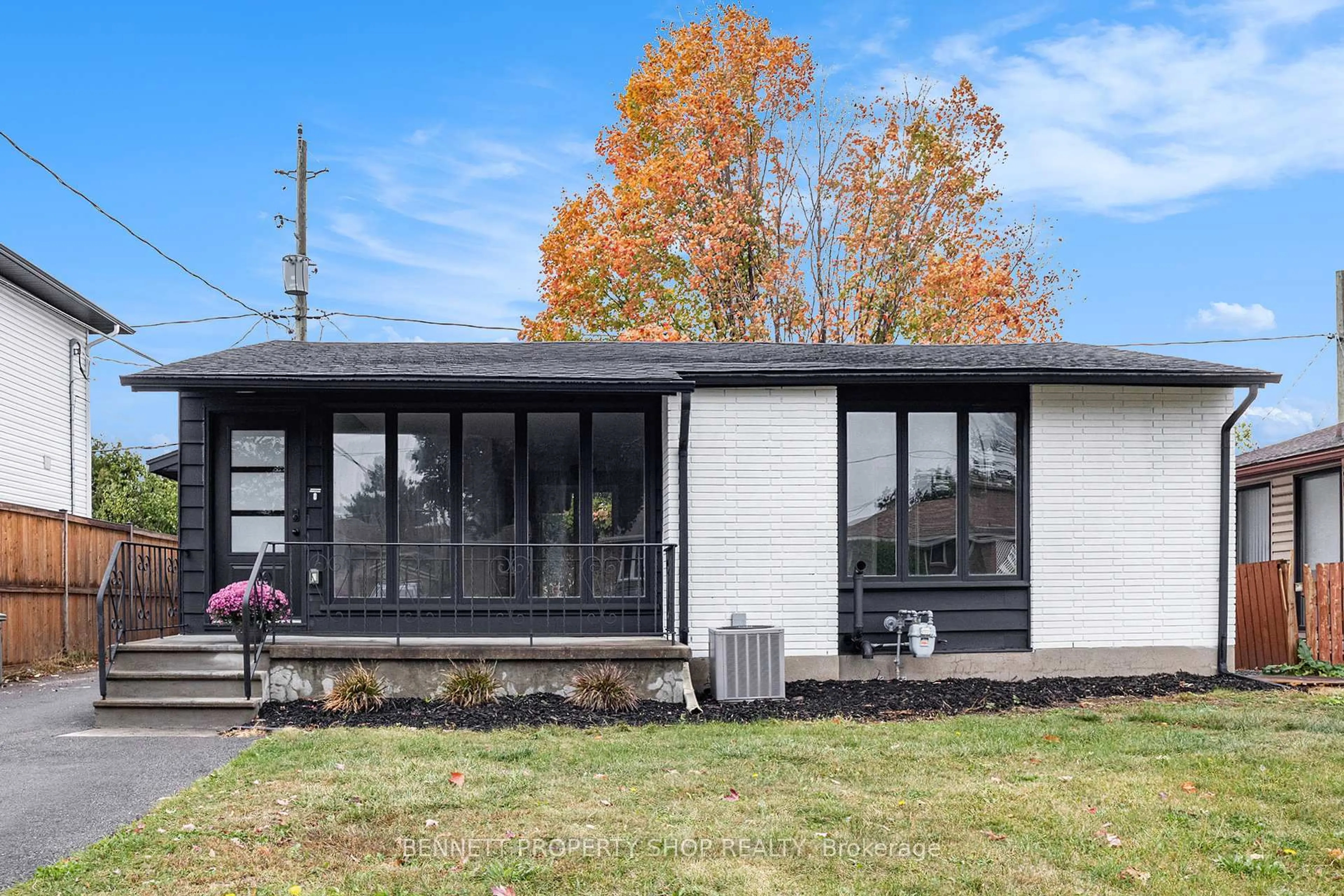 Home with vinyl exterior material, unknown for 1327 Avenue S Ave, Ottawa Ontario K1G 0C4