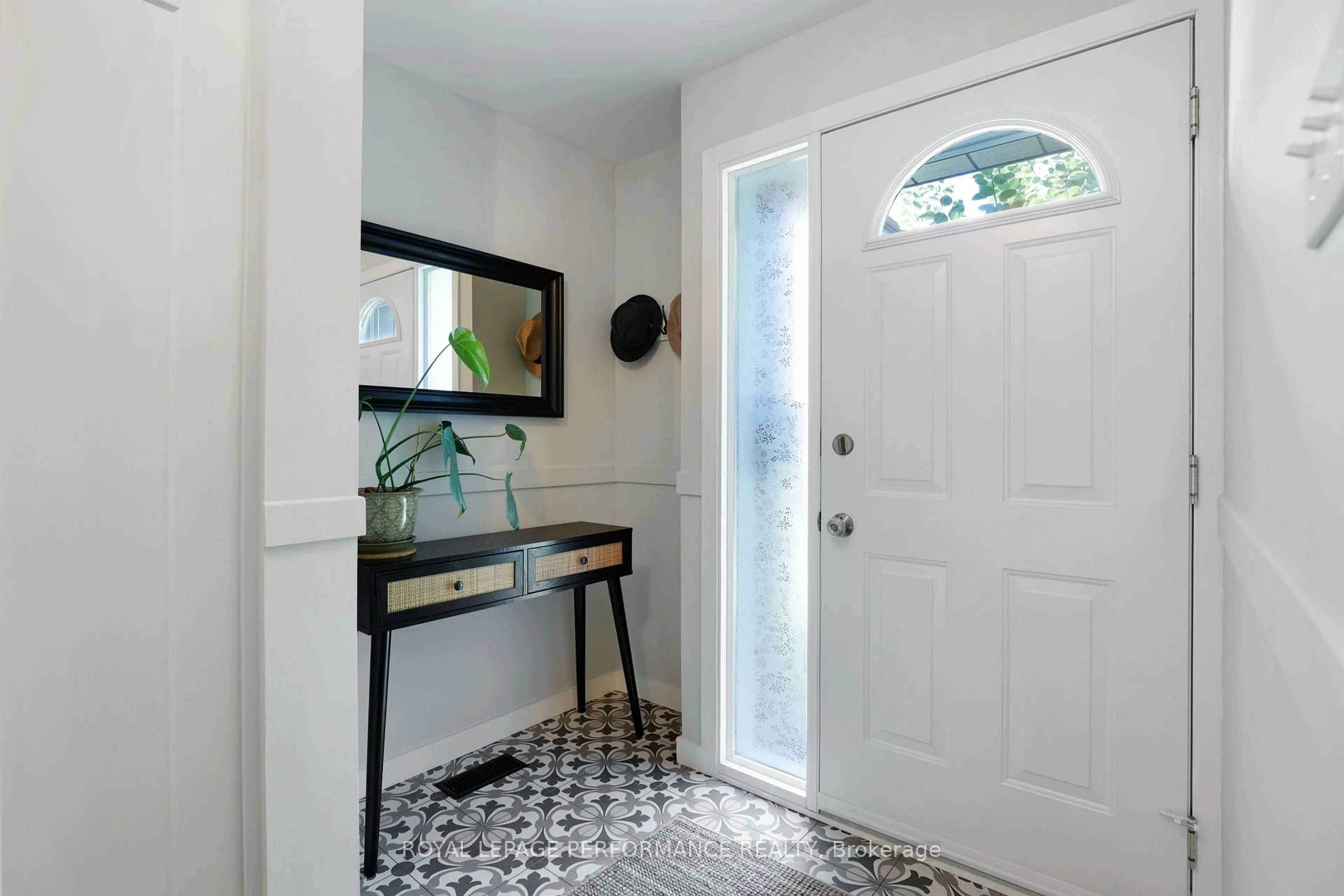 Indoor entryway for 2111 Montreal Rd #147, Ottawa Ontario K1J 8M8