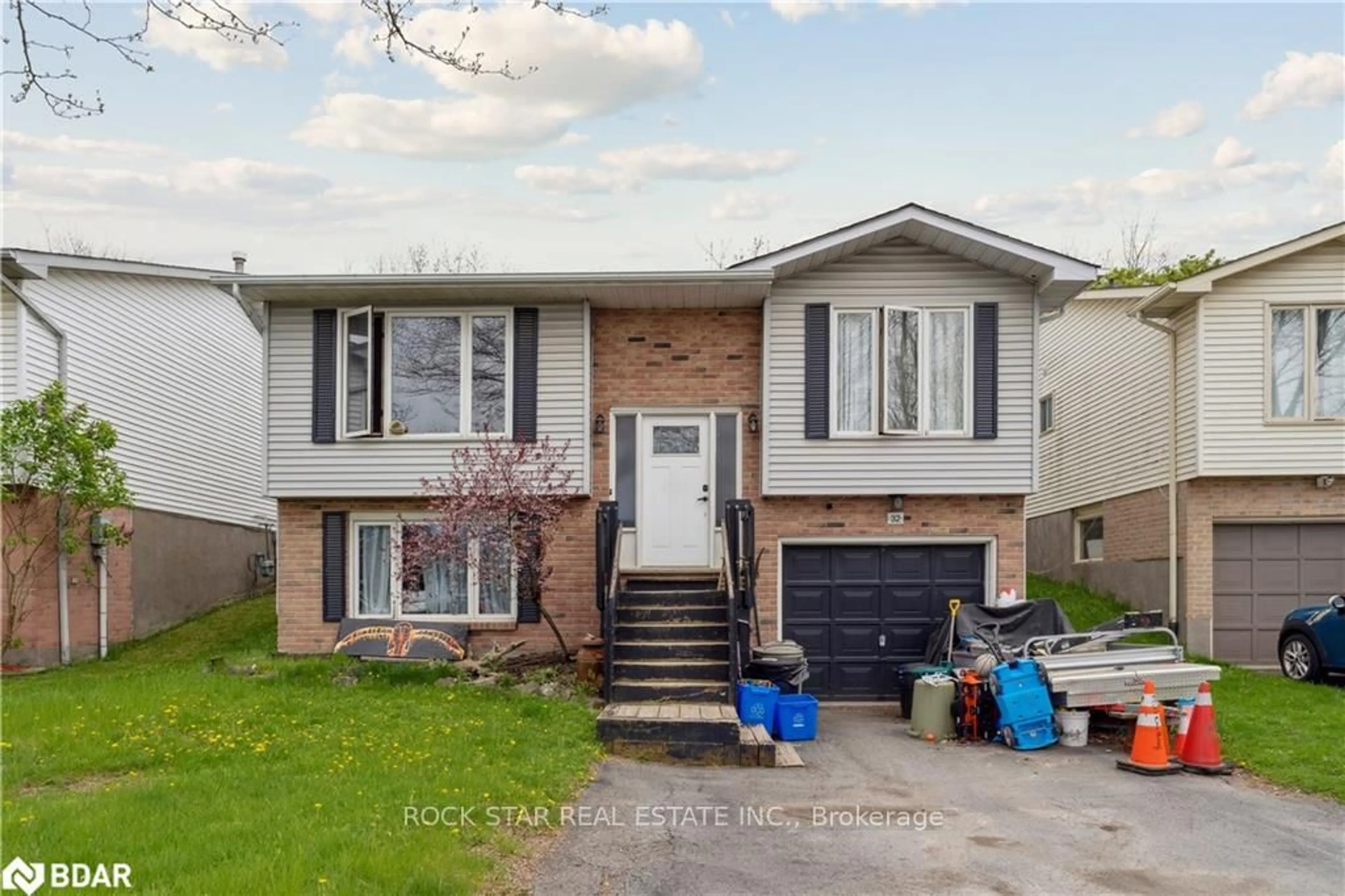Home with vinyl exterior material, street for 32 Hemlock St, St. Catharines Ontario L2T 4B7