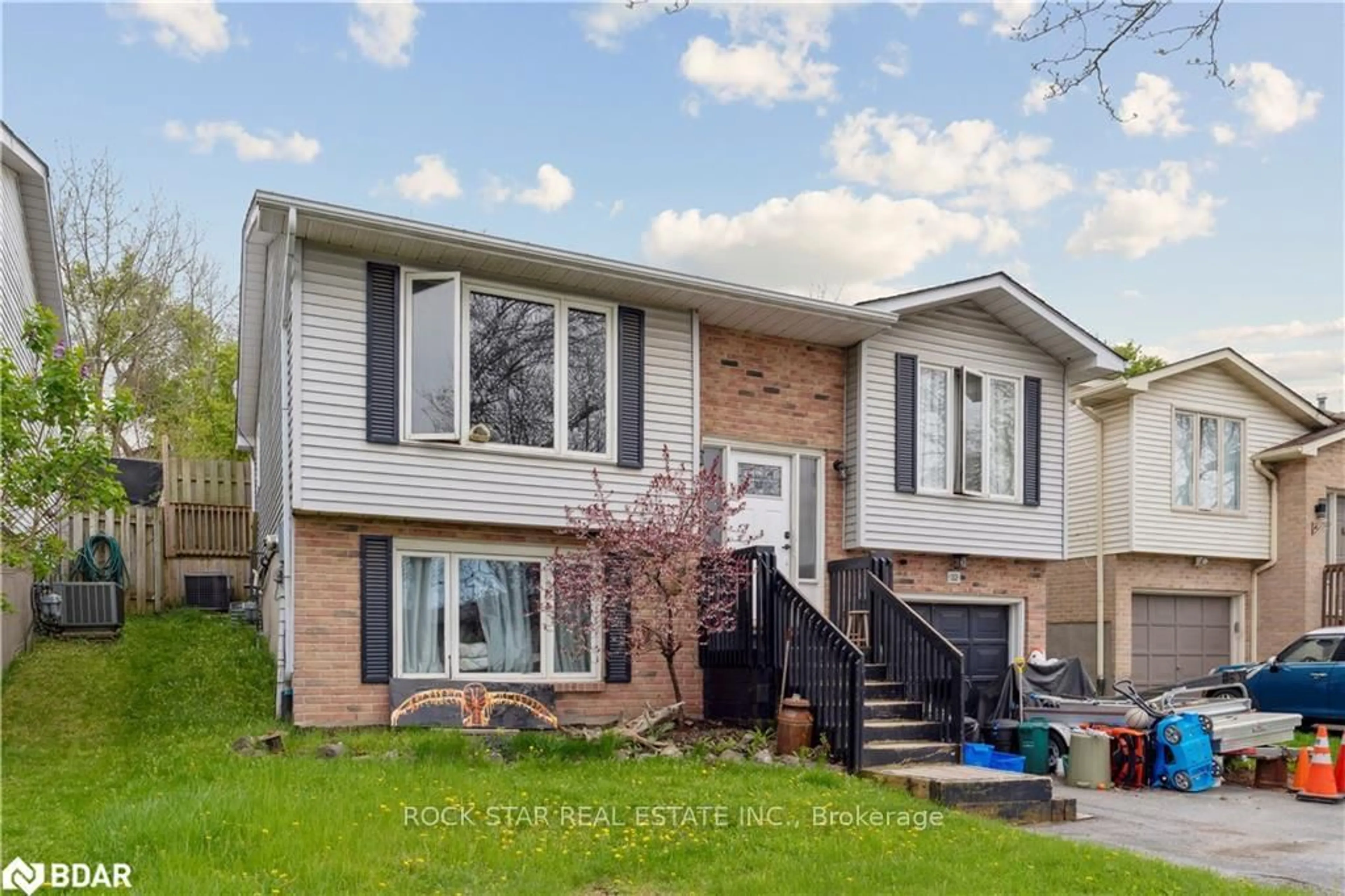 Home with vinyl exterior material, street for 32 Hemlock St, St. Catharines Ontario L2T 4B7