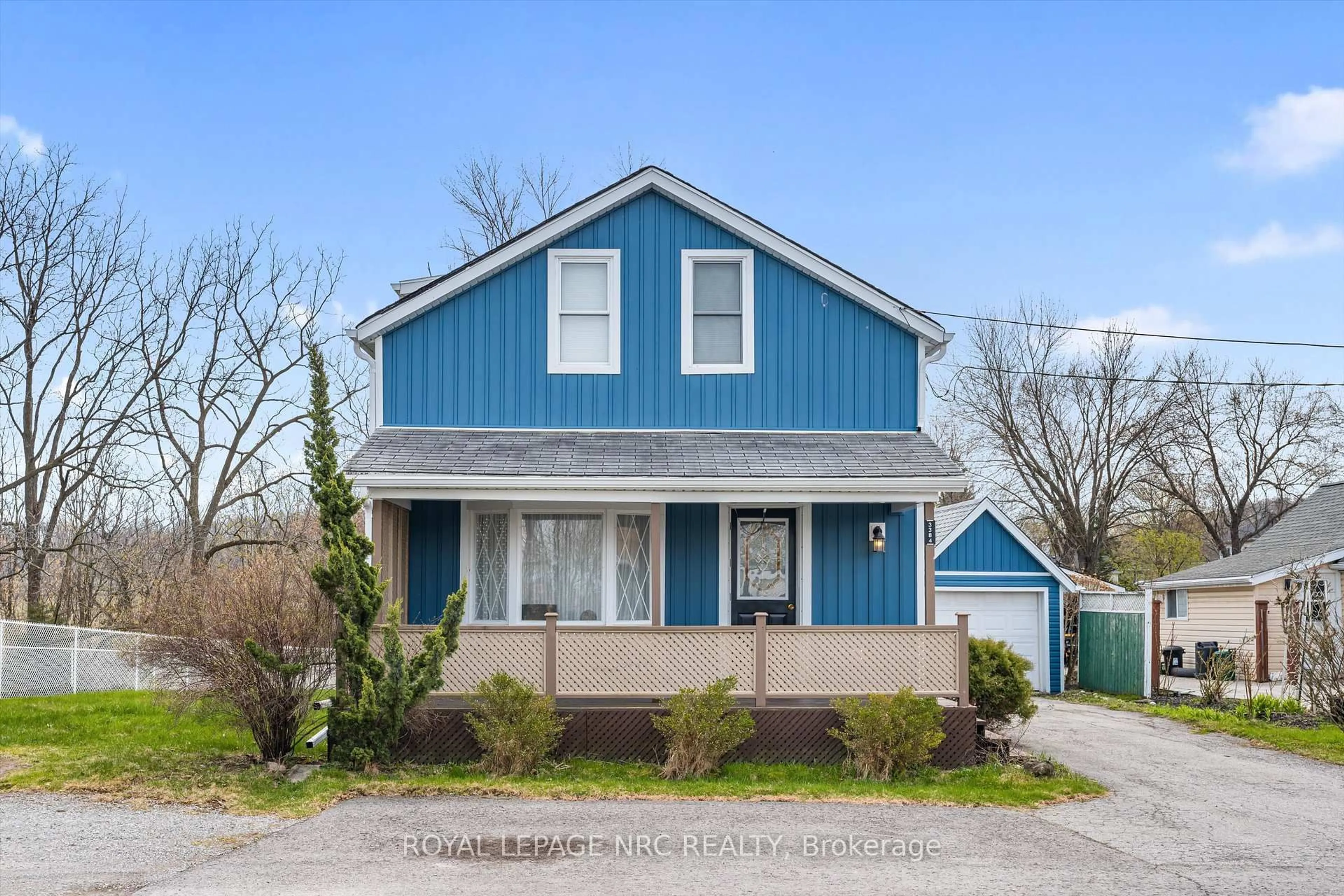 Home with vinyl exterior material, street for 3384 Johnson St, Lincoln Ontario L0R 2C0