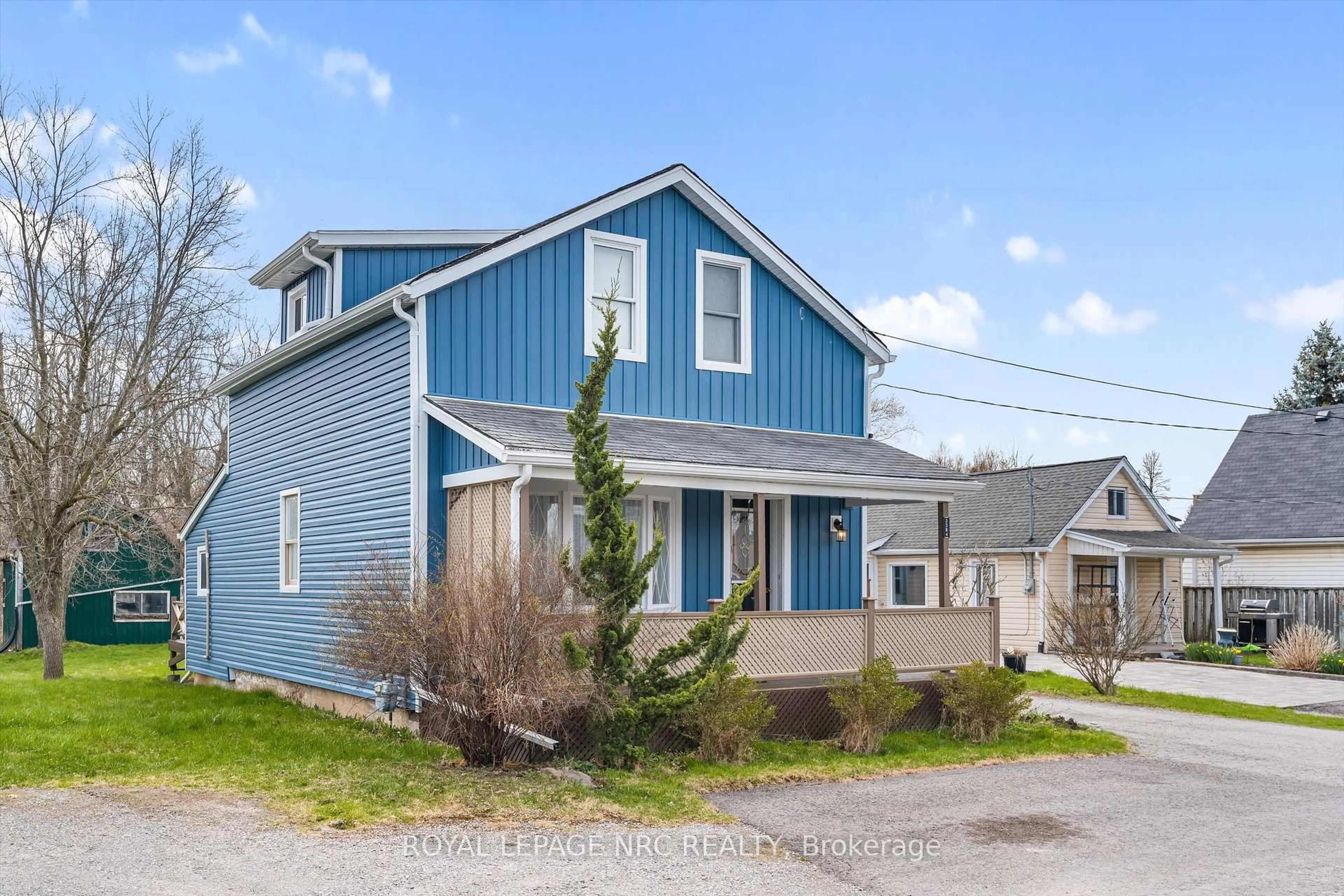 Home with vinyl exterior material, street for 3384 Johnson St, Lincoln Ontario L0R 2C0