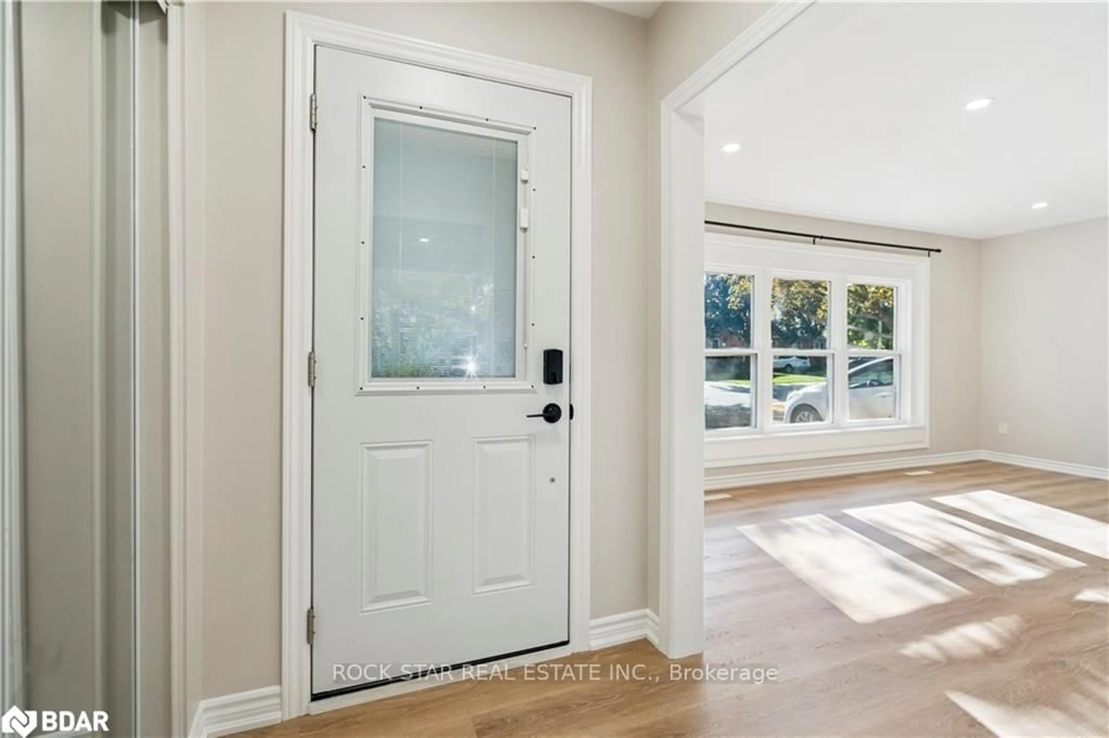 Indoor entryway for 10 Sycamore St, Hamilton Ontario L8T 3N7