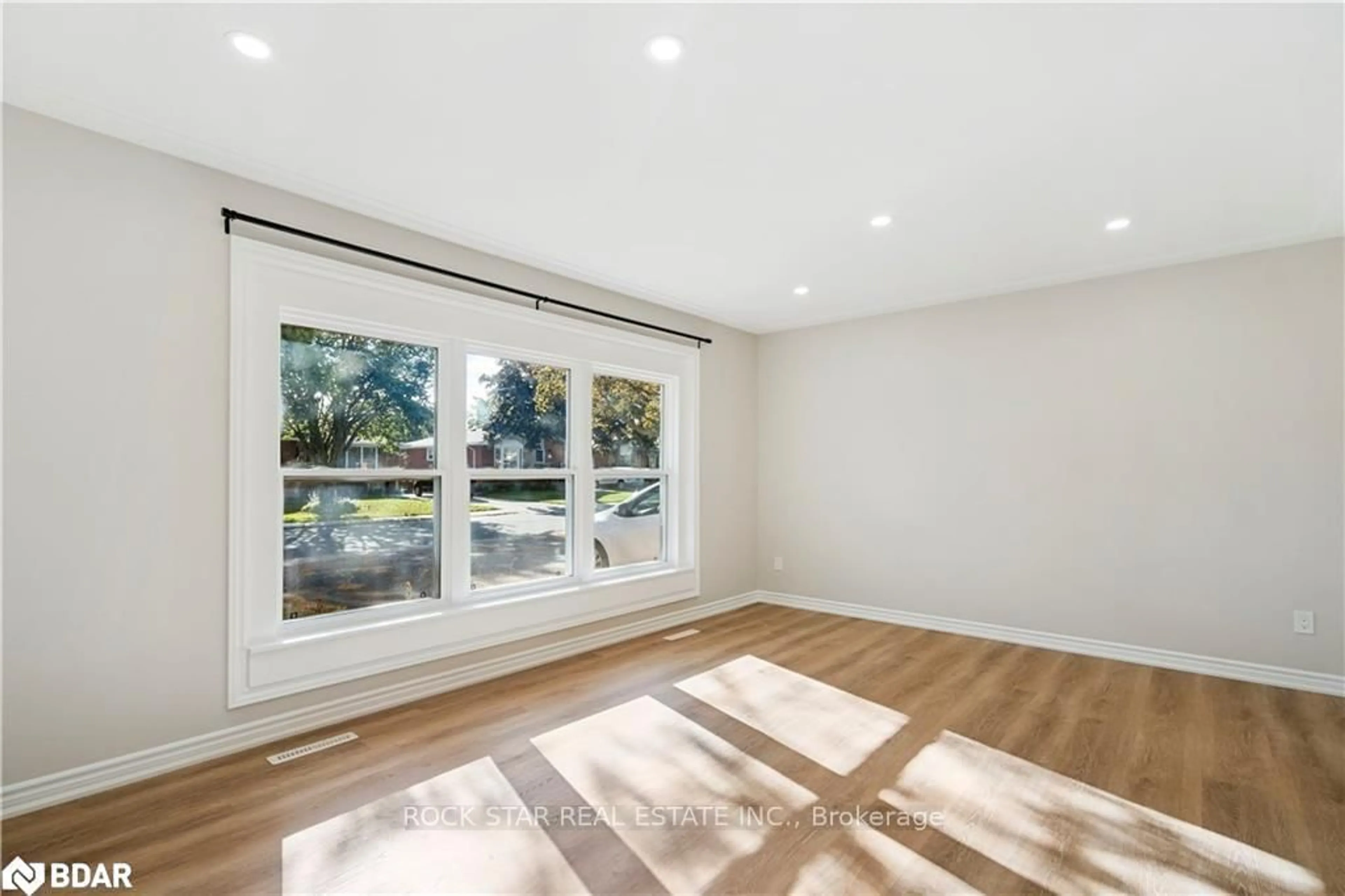 A pic of a room for 10 Sycamore St, Hamilton Ontario L8T 3N7