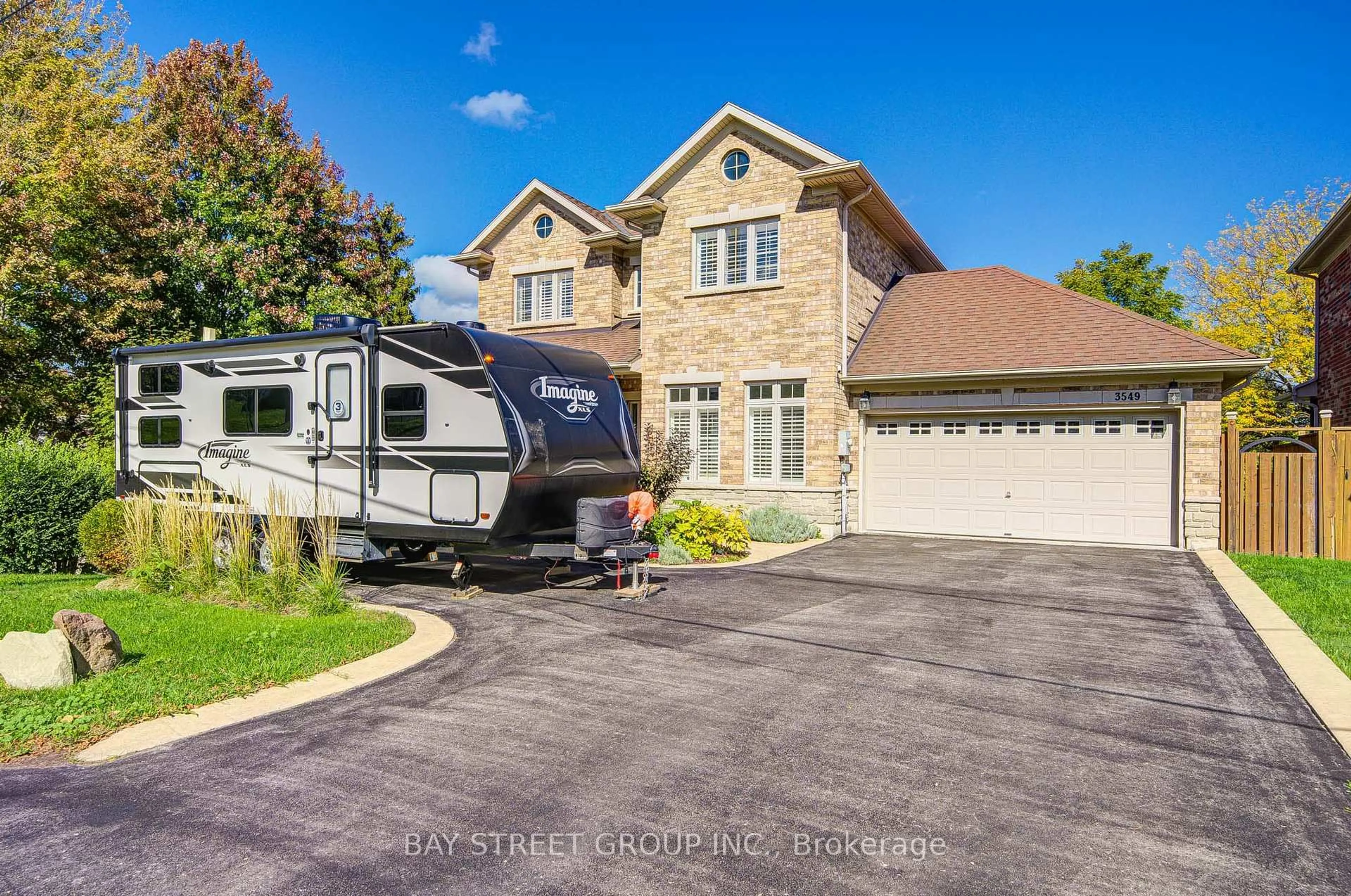 Home with vinyl exterior material, street for 3549 King St, Lincoln Ontario L0R 2C0