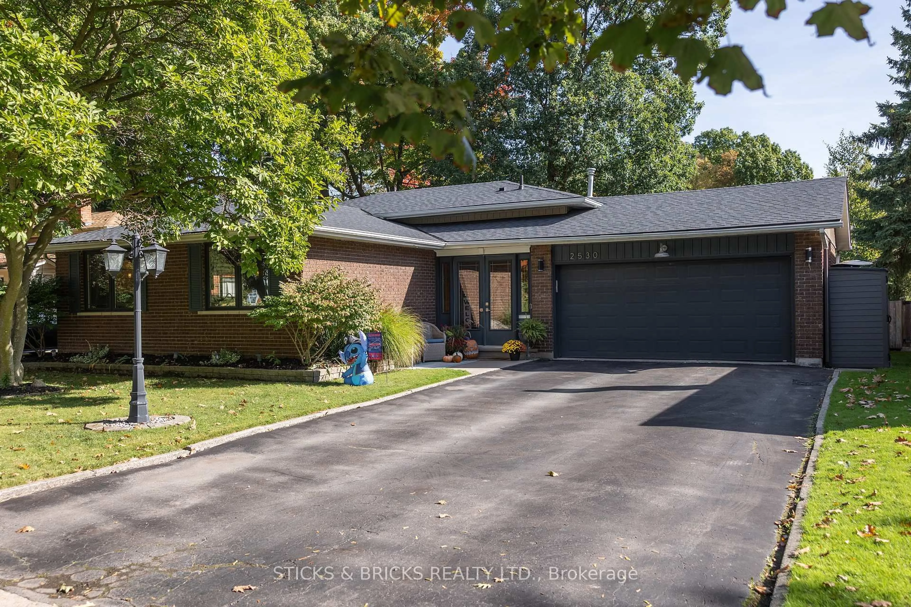 Home with brick exterior material, street for 2530 Dorchester Rd, Niagara Falls Ontario L2J 2Y8