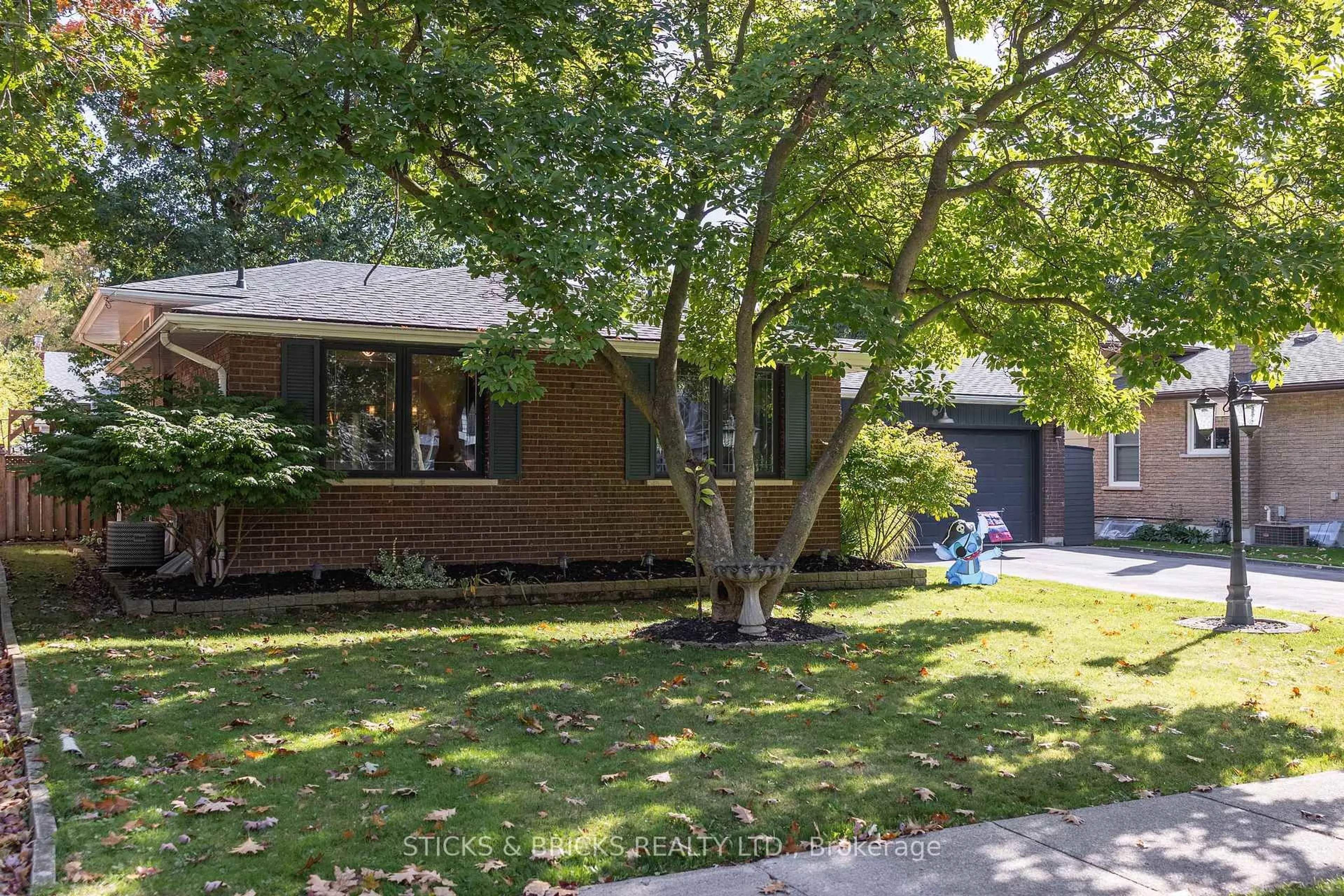 Home with brick exterior material, street for 2530 Dorchester Rd, Niagara Falls Ontario L2J 2Y8