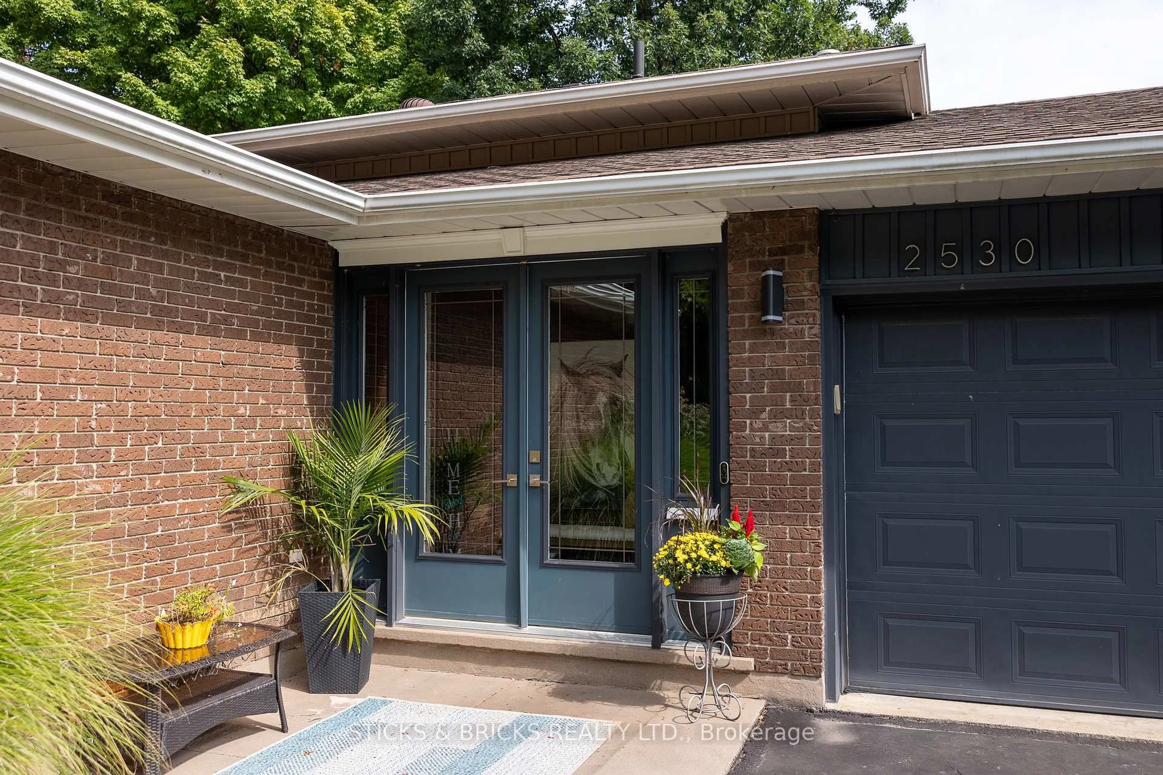 Home with brick exterior material, street for 2530 Dorchester Rd, Niagara Falls Ontario L2J 2Y8