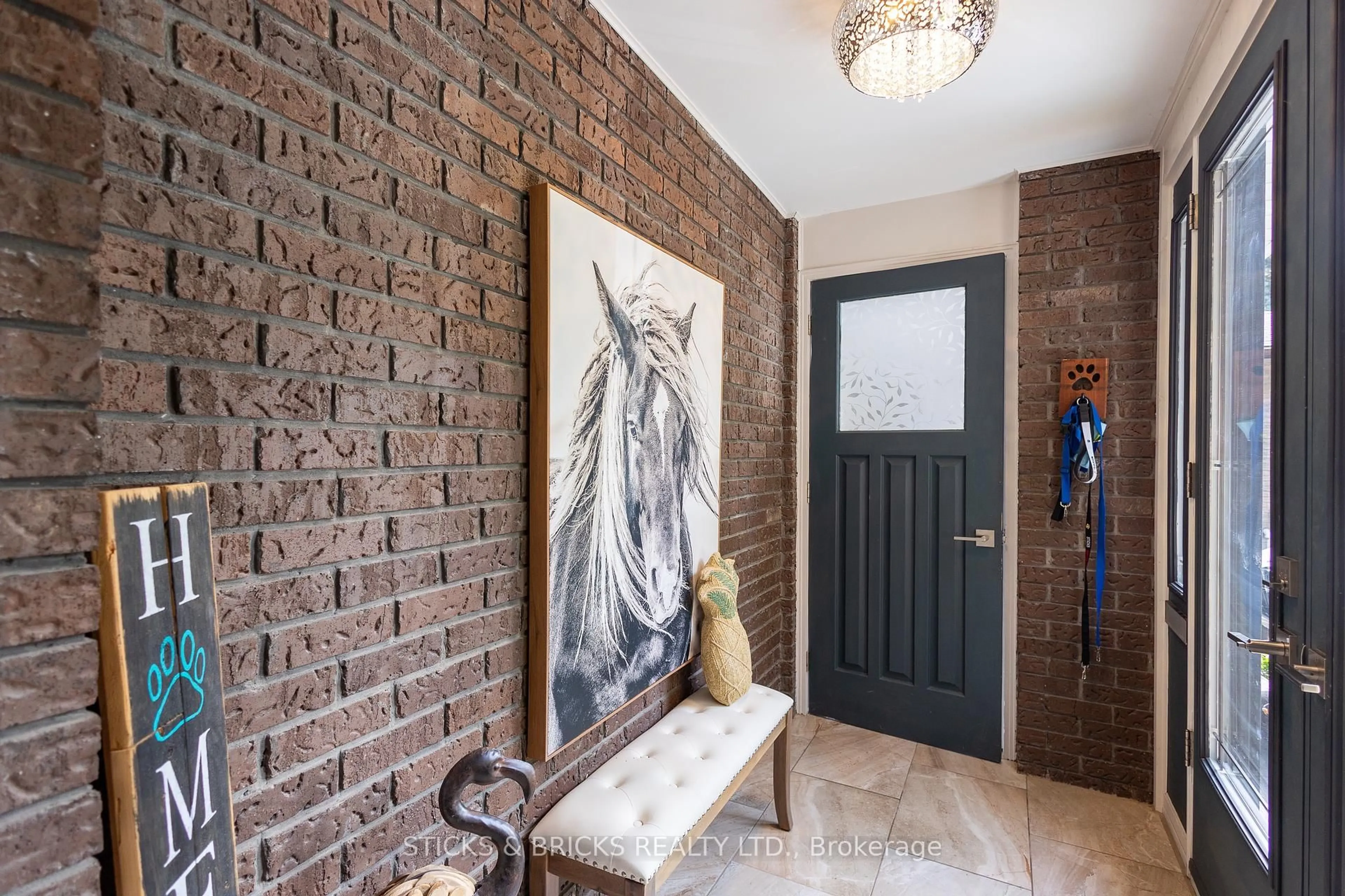 Indoor entryway for 2530 Dorchester Rd, Niagara Falls Ontario L2J 2Y8