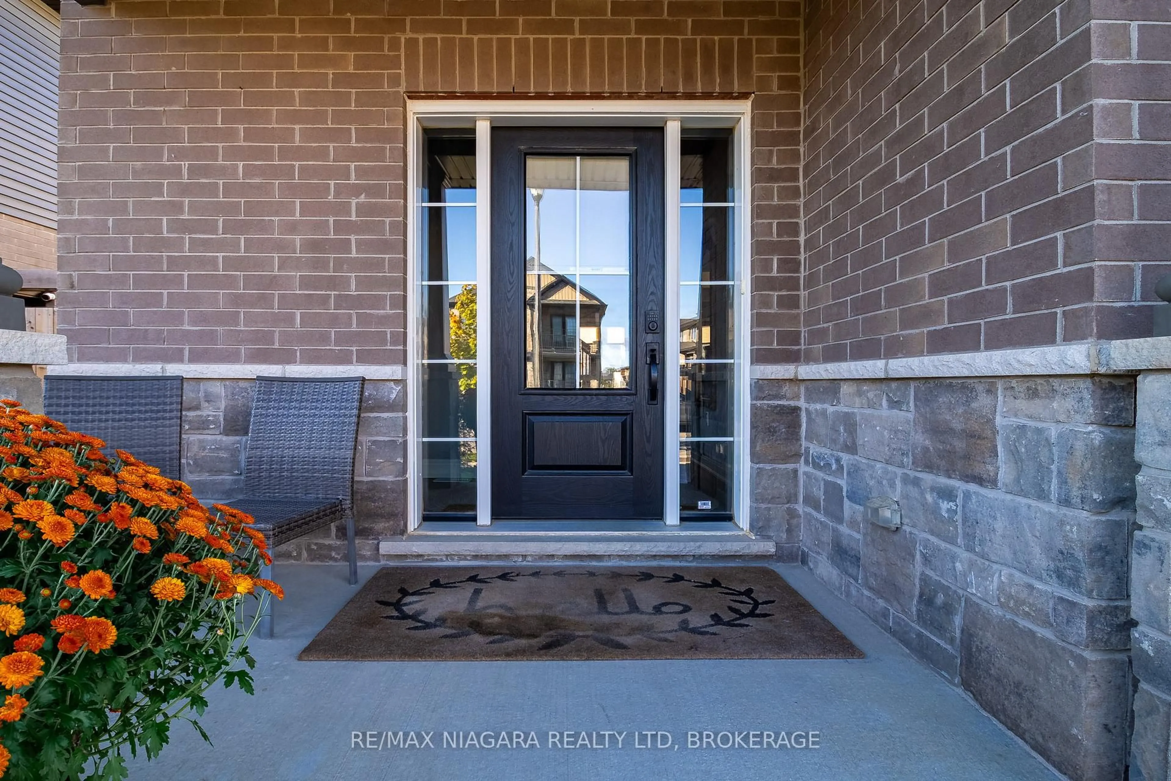 Indoor entryway for 6 Myrtle St, Pelham Ontario L0S 1E6