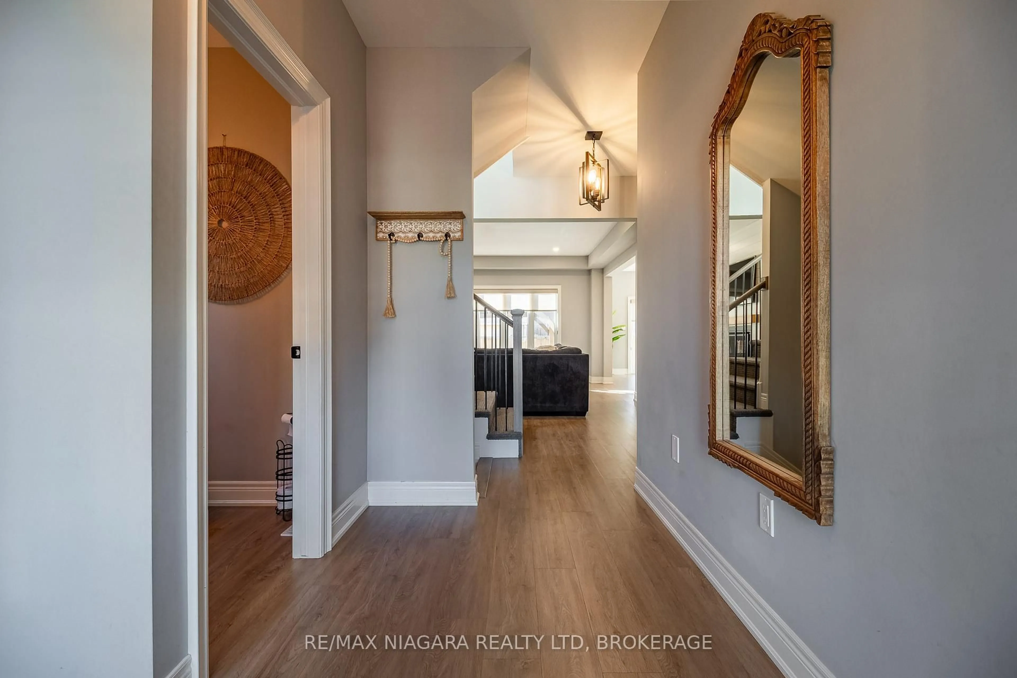 Indoor entryway for 6 Myrtle St, Pelham Ontario L0S 1E6