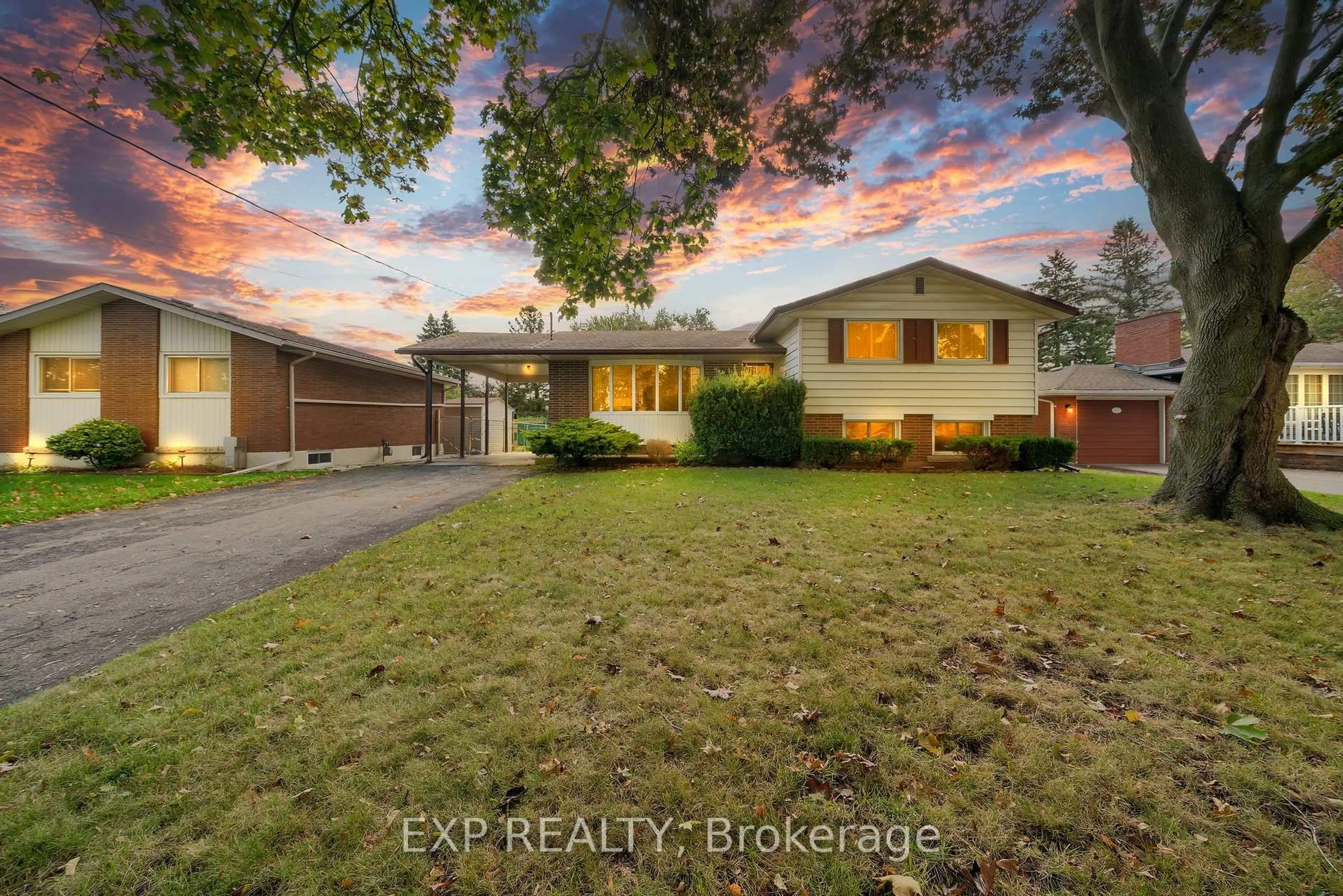 A pic from outside/outdoor area/front of a property/back of a property/a pic from drone, street for 628 Scott St, St. Catharines Ontario L2M 3X8