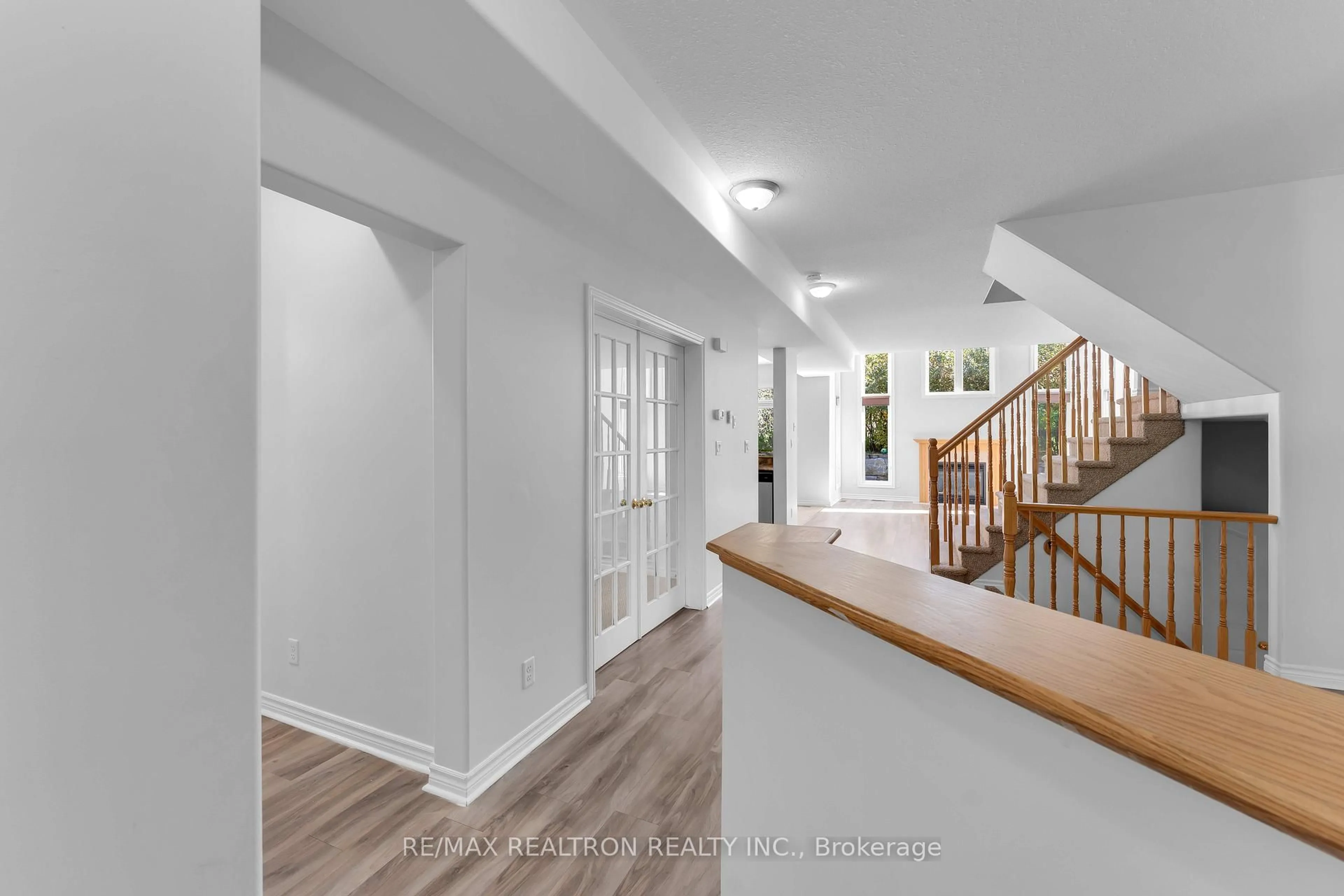 Indoor entryway for 500 CONSERVATORY Dr, Kingston Ontario K7M 9C8