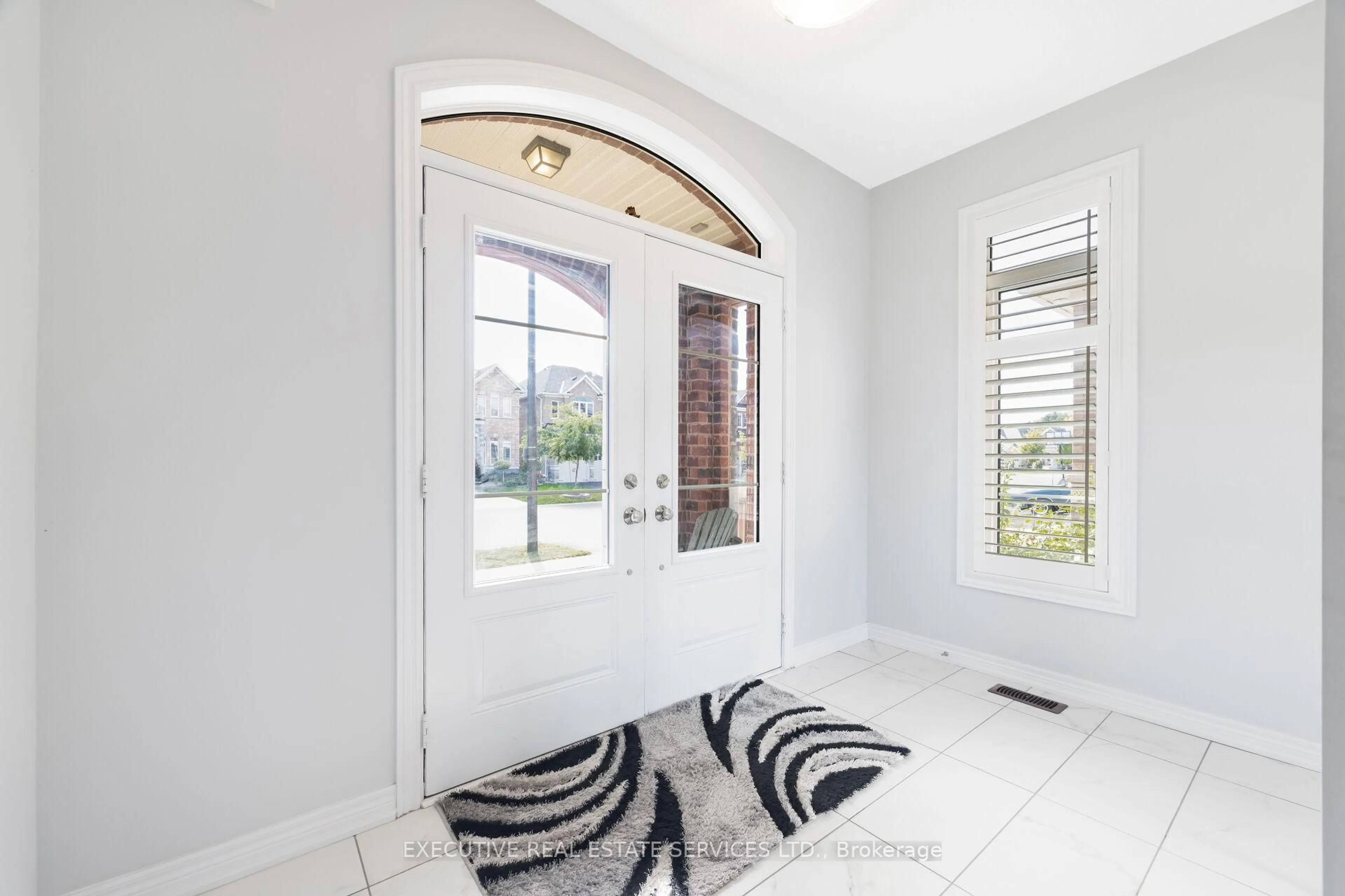 Indoor entryway for 5 Drake Ave, Brant Ontario N3L 0H9