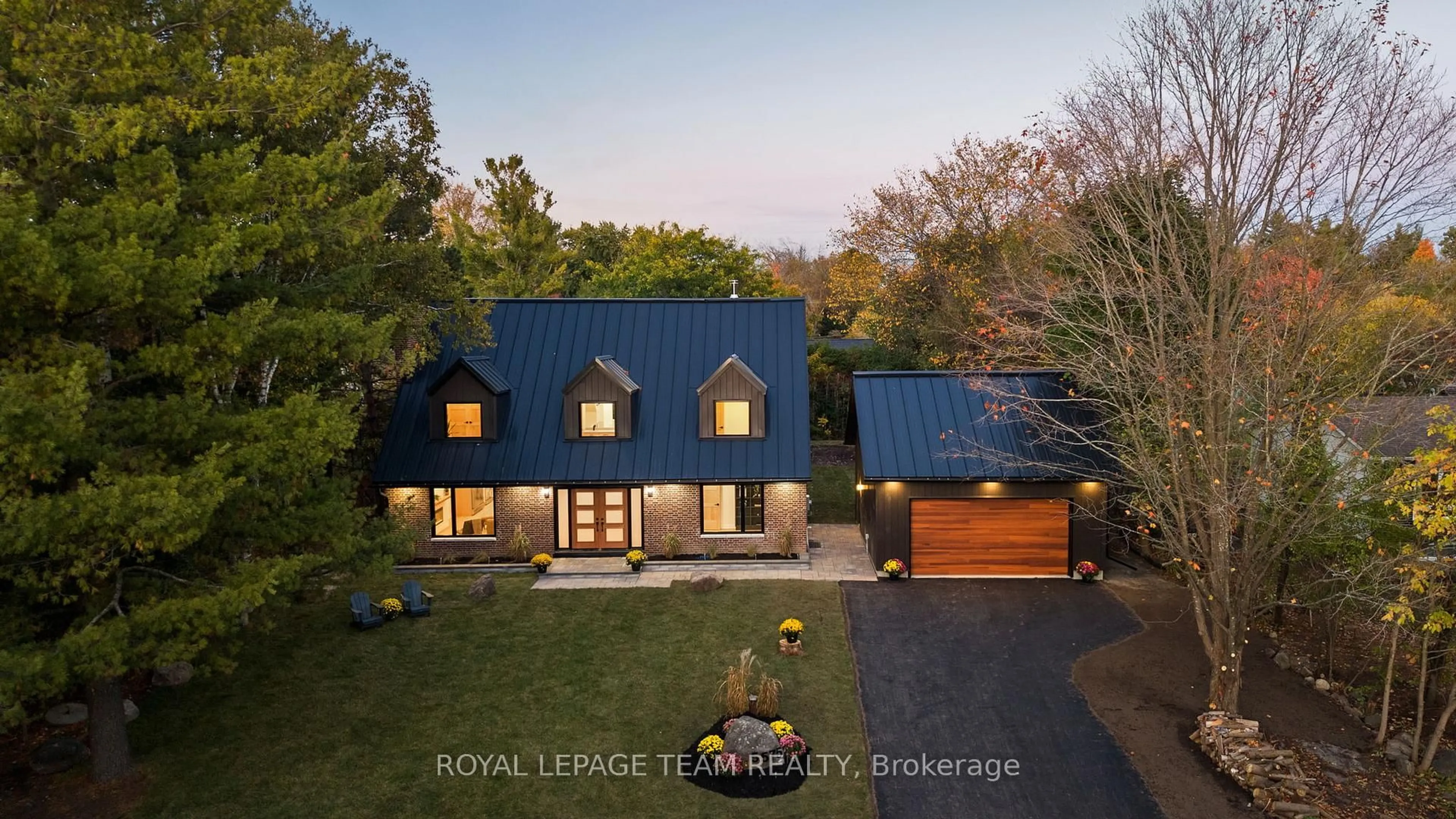 A pic from outside/outdoor area/front of a property/back of a property/a pic from drone, street for 5575 South Sunset Dr, Manotick Ontario K4M 1J4