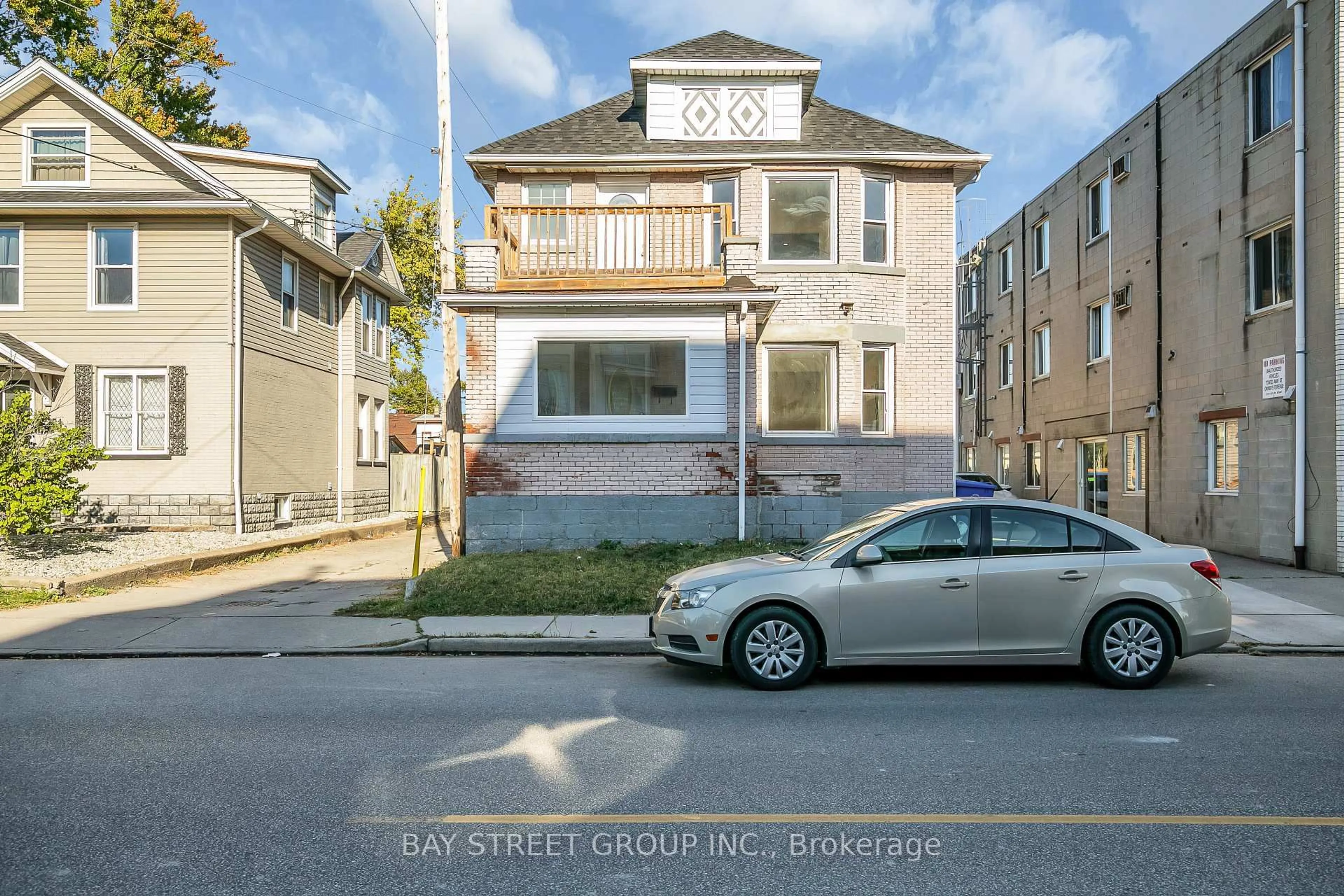 A pic from outside/outdoor area/front of a property/back of a property/a pic from drone, street for 280-282 Campbell Ave, Windsor Ontario N9B 2H2