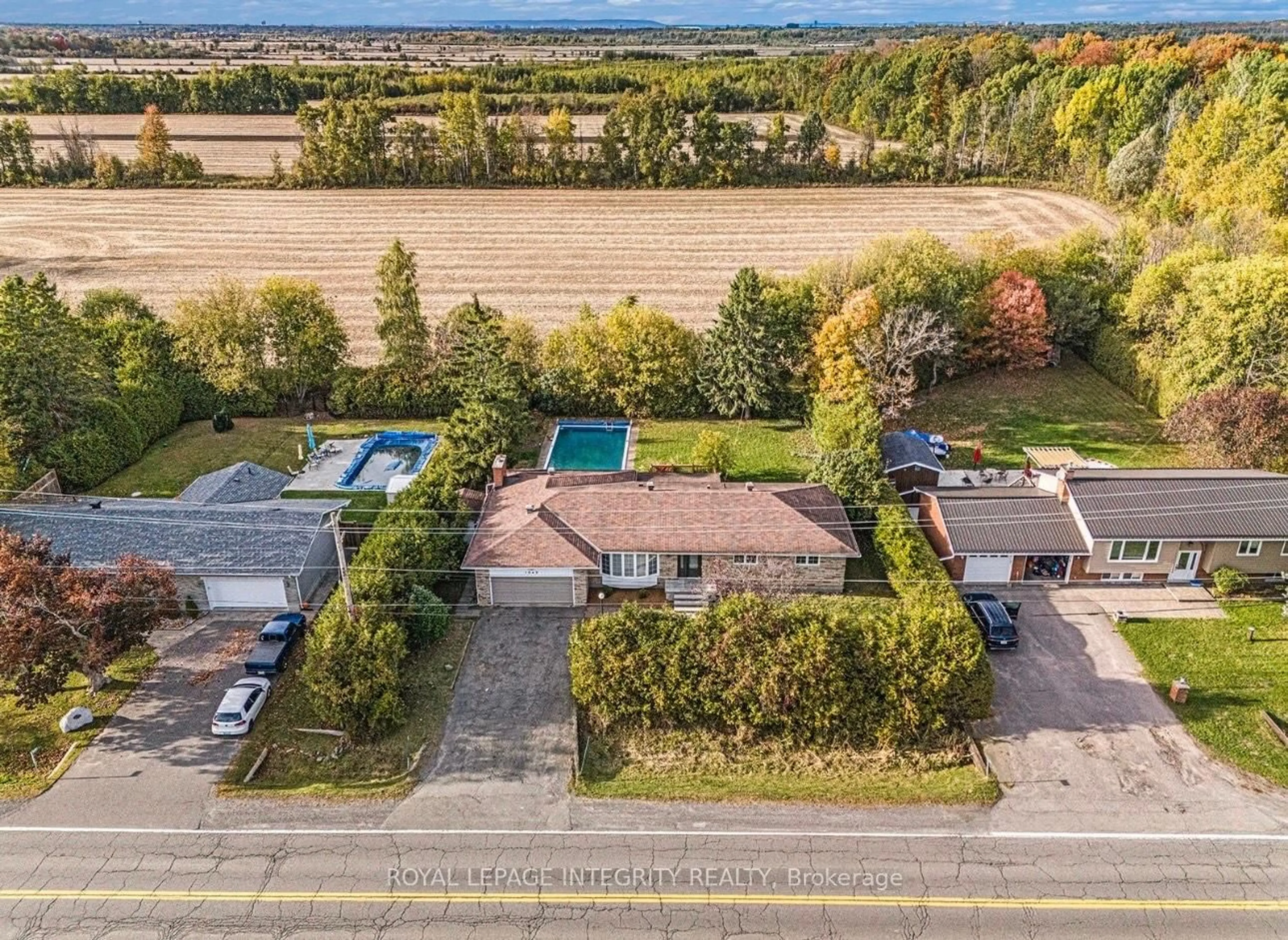 A pic from outside/outdoor area/front of a property/back of a property/a pic from drone, water/lake/river/ocean view for 1843 Rideau Rd, Ottawa Ontario K1X 1E1