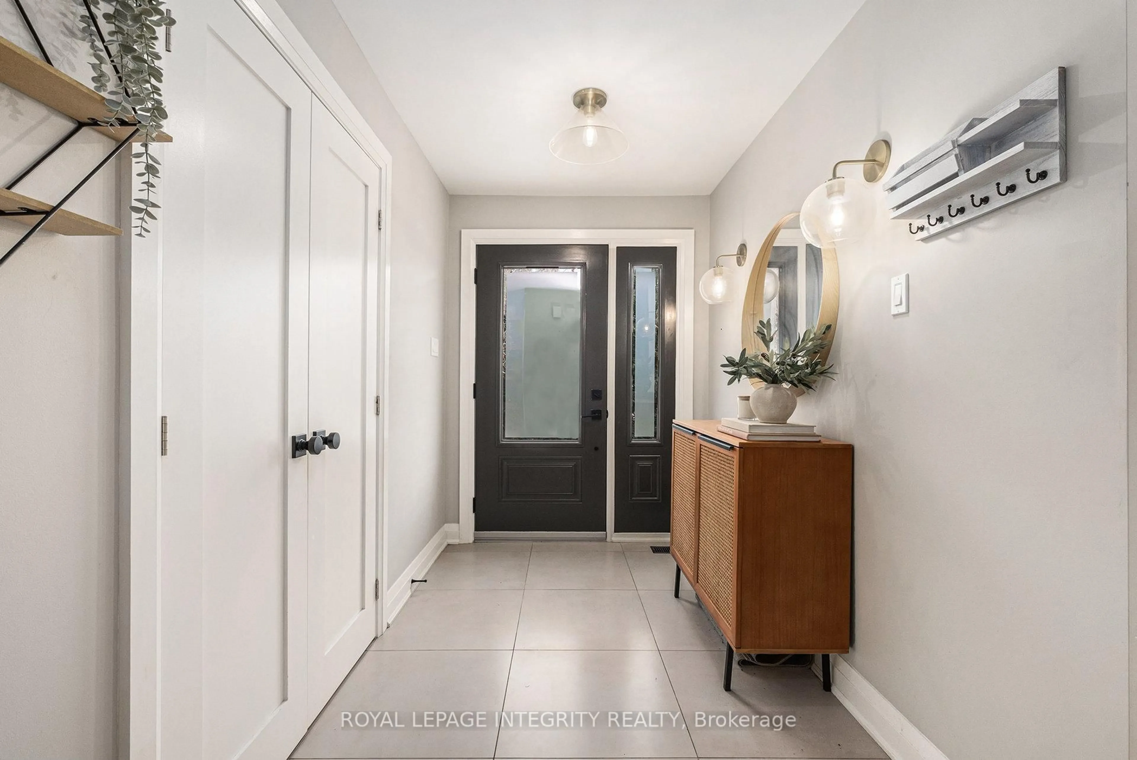 Indoor entryway for 1843 Rideau Rd, Ottawa Ontario K1X 1E1