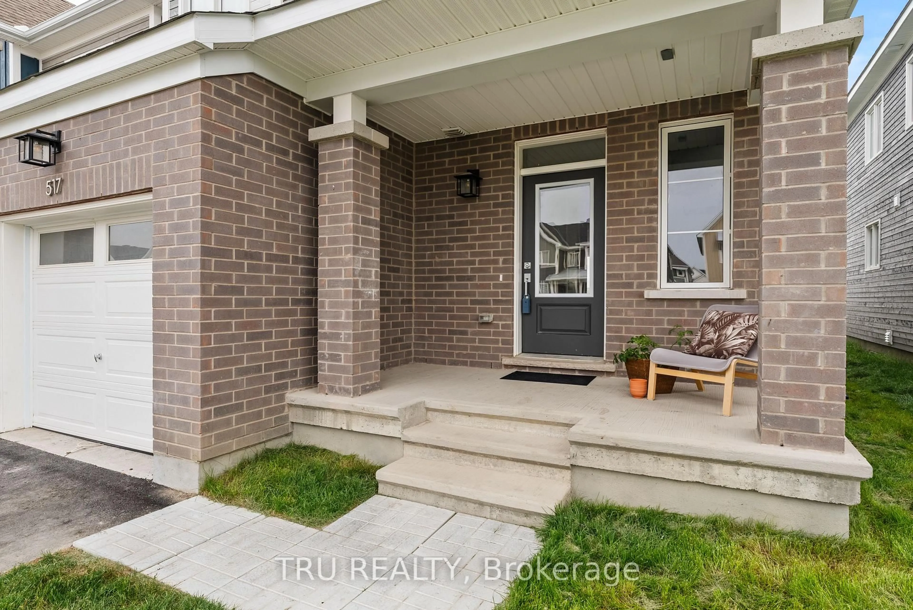 Indoor entryway for 517 Oldenburg Ave, Richmond Ontario K0A 2Z0