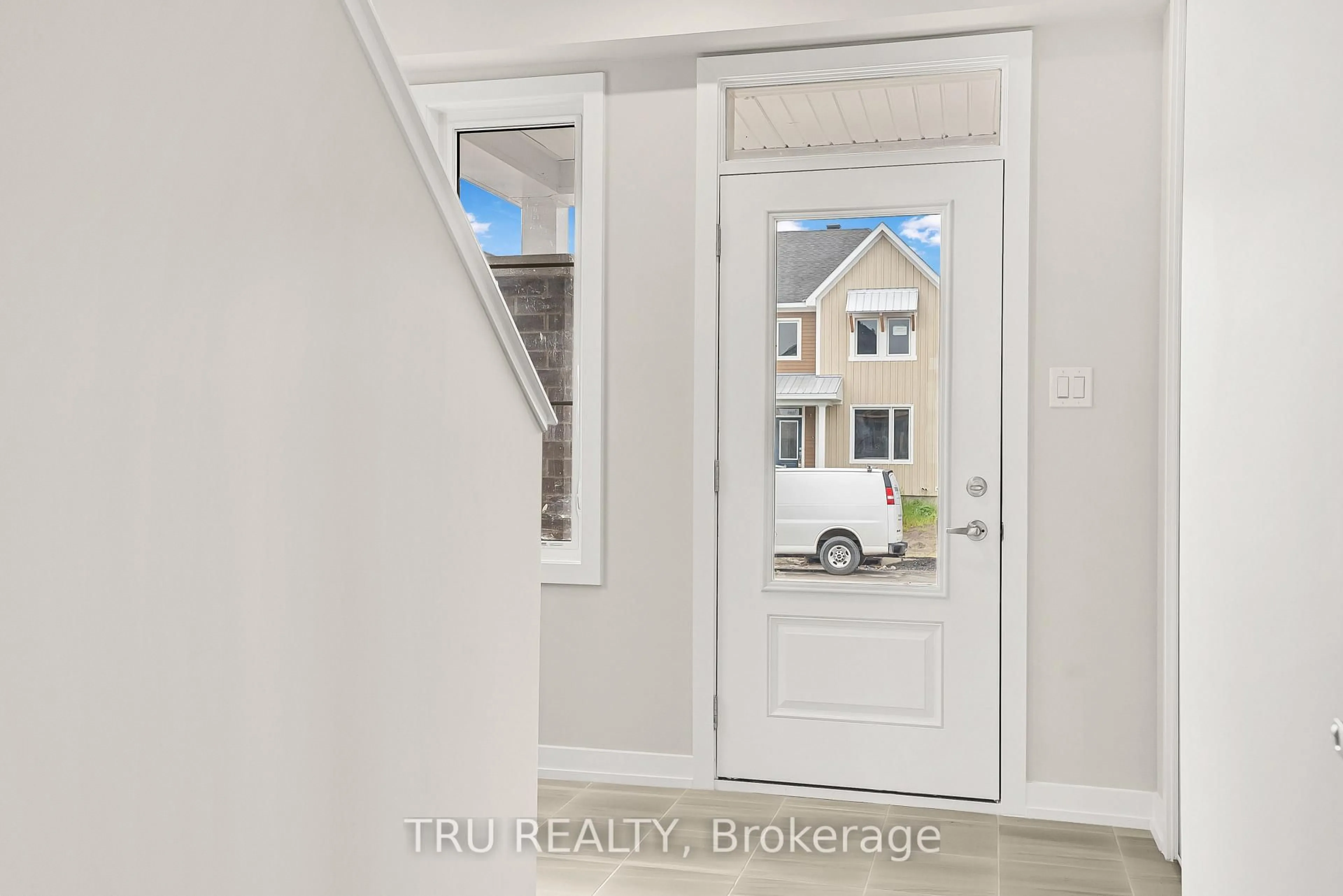 Indoor entryway for 517 Oldenburg Ave, Richmond Ontario K0A 2Z0