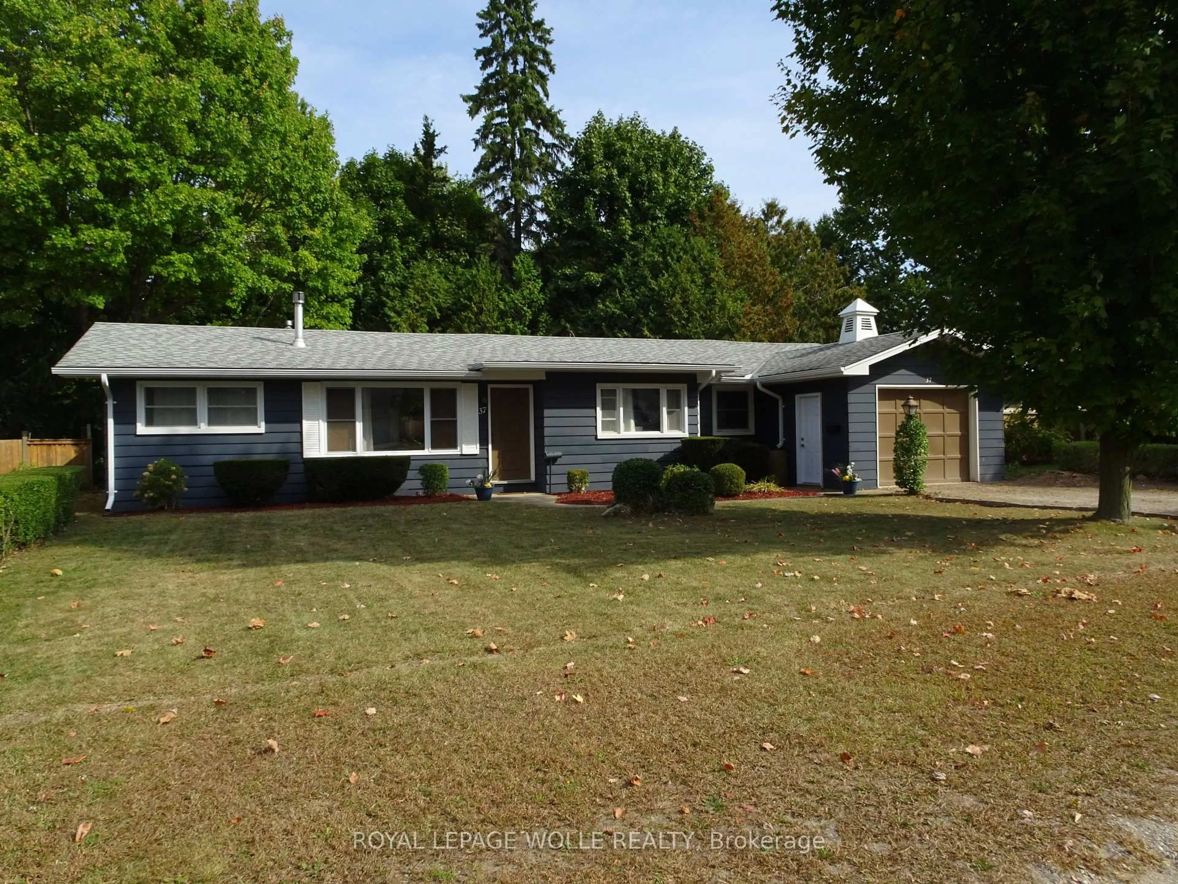 A pic from outside/outdoor area/front of a property/back of a property/a pic from drone, unknown for 37 Arnella Cres, Strathroy-Caradoc Ontario N7G 2C4
