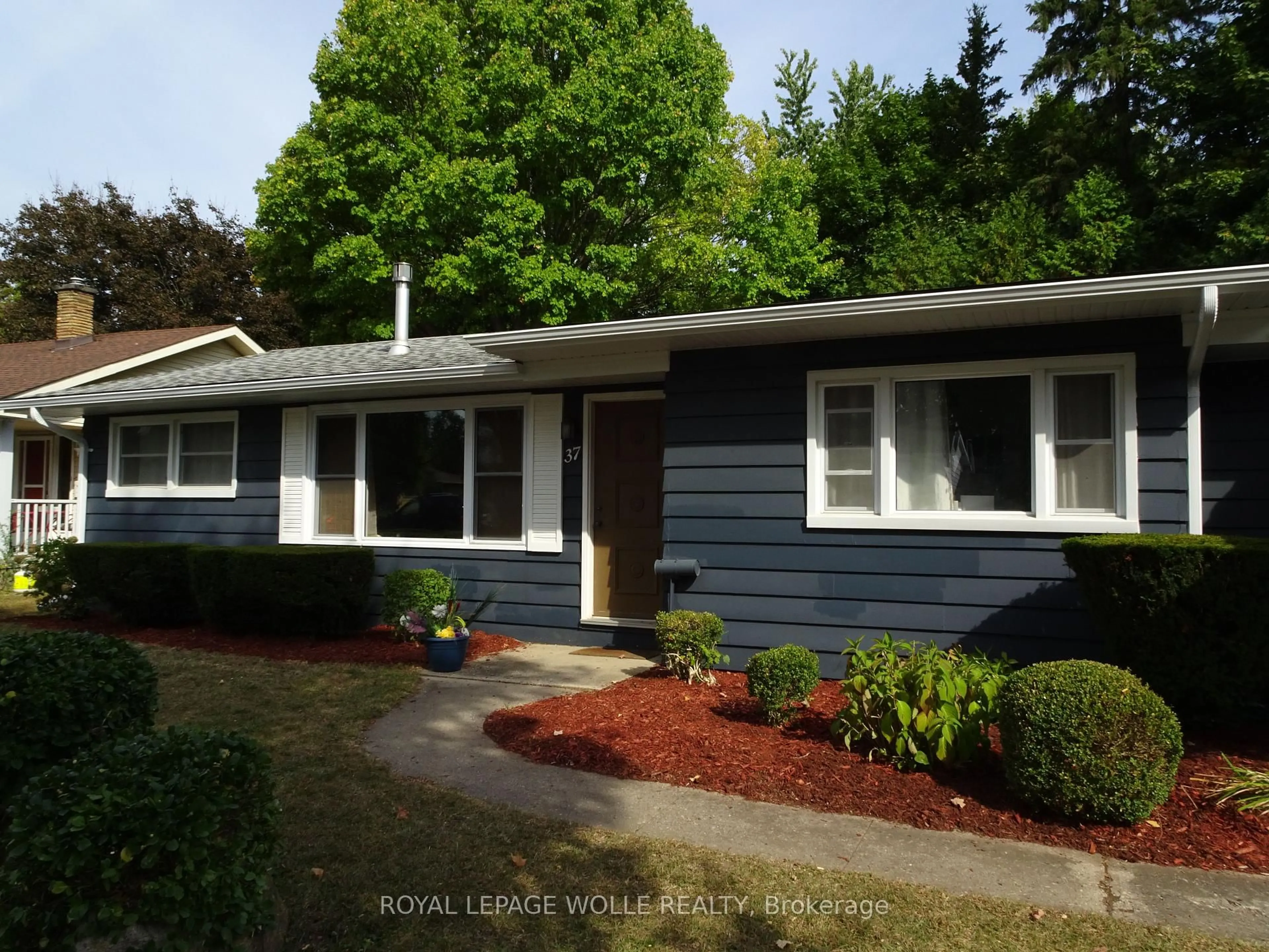 Home with vinyl exterior material, street for 37 Arnella Cres, Strathroy-Caradoc Ontario N7G 2C4