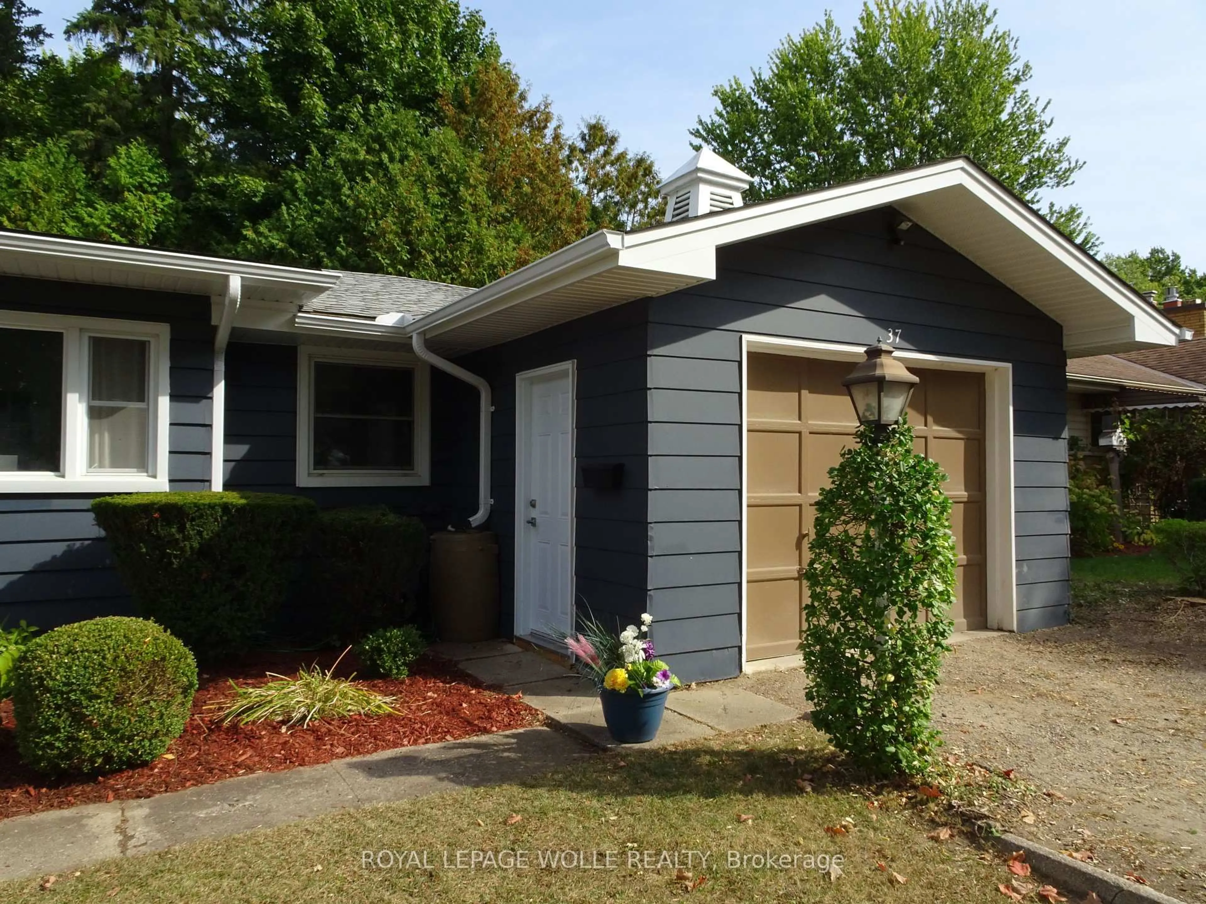 Home with vinyl exterior material, street for 37 Arnella Cres, Strathroy-Caradoc Ontario N7G 2C4
