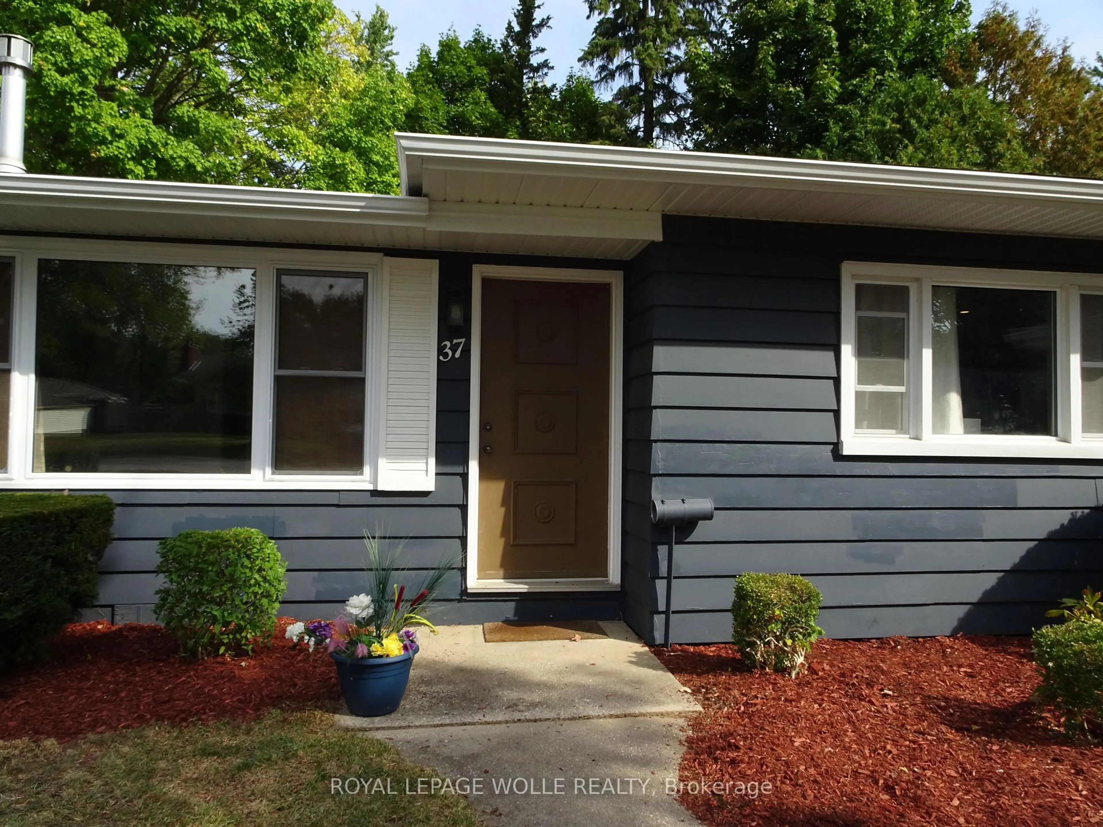 Home with vinyl exterior material, street for 37 Arnella Cres, Strathroy-Caradoc Ontario N7G 2C4