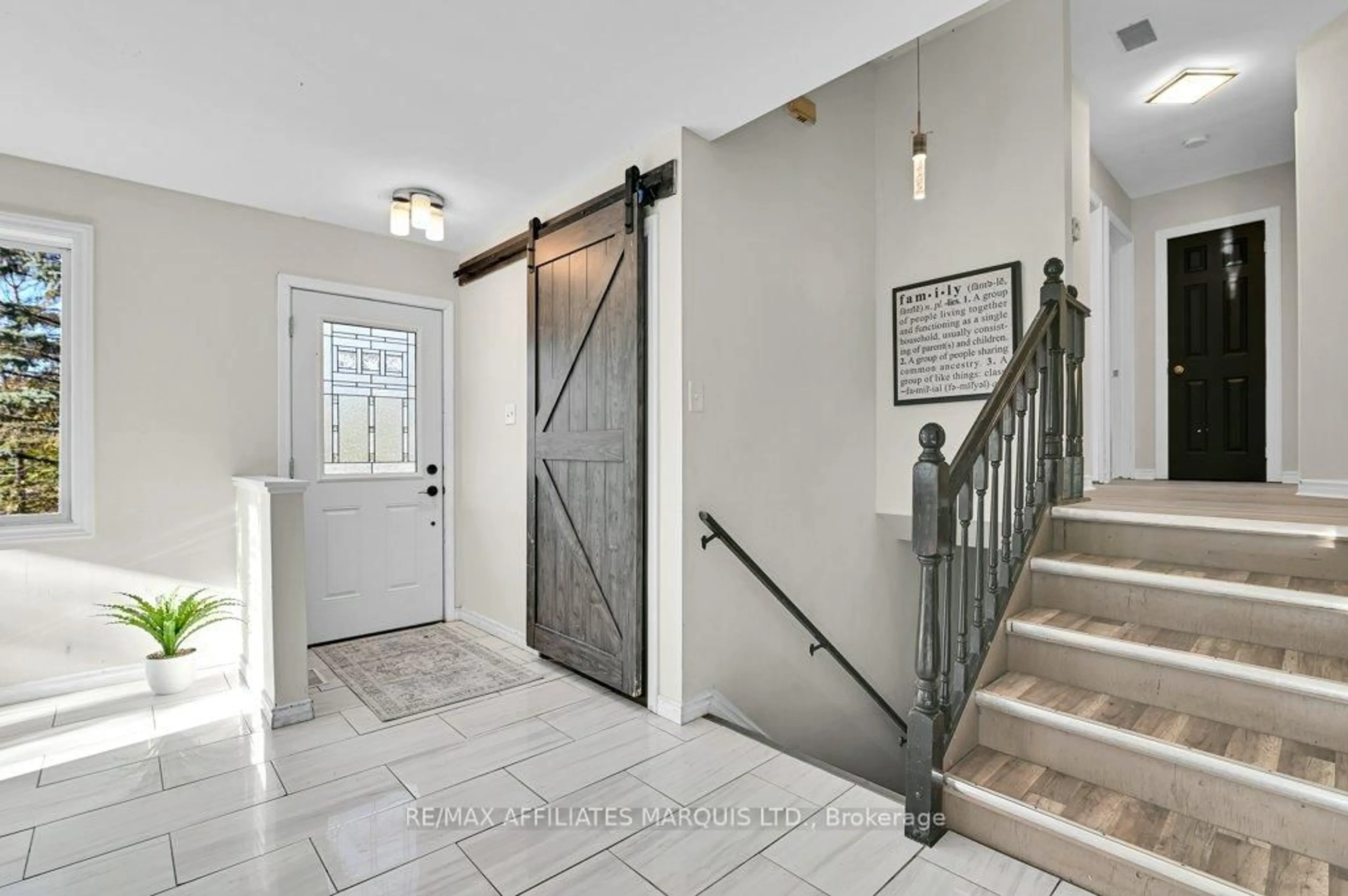 Indoor entryway for 21450 Concession 10 Rd, South Glengarry Ontario K0C 1A0